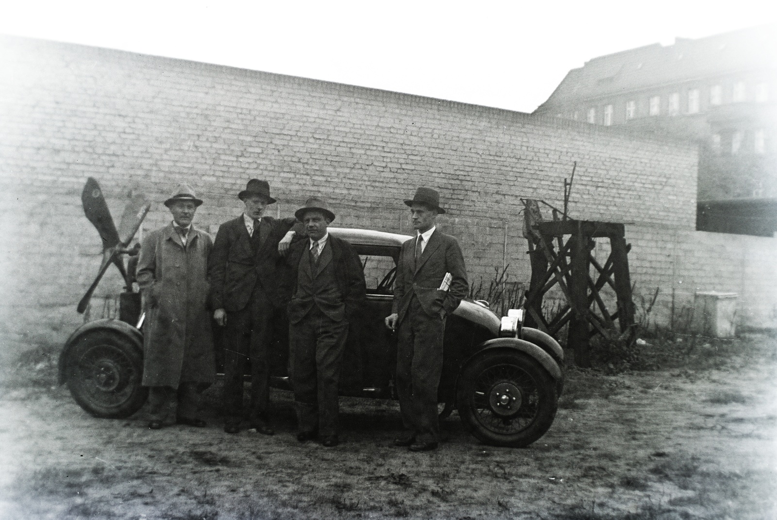 Hungary, Budapest, Aeromobil légcsavaros autó, "Az Est" újsággal a zsebében Asbóth Oszkár. Leltári jelzet: MMKM TFGY 2017.5.1, 1932, Magyar Műszaki és Közlekedési Múzeum / Történeti Fényképek Gyűjteménye / Asboth Oszkár gyűjteménye, propeller, Fortepan #132142