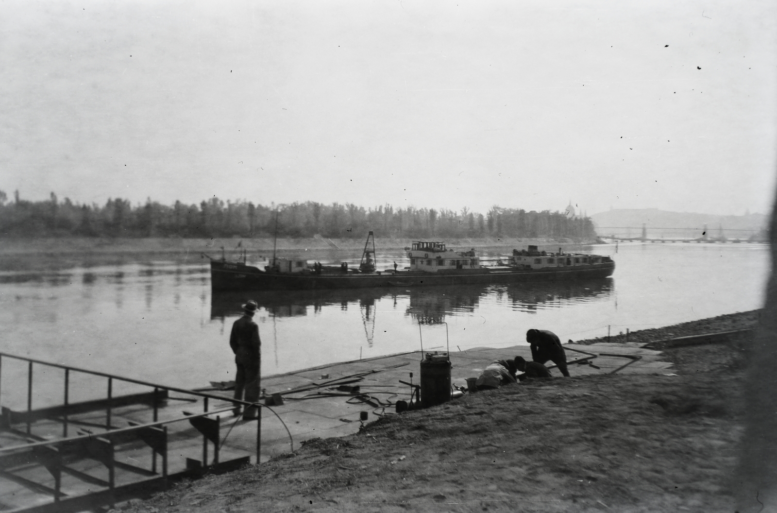 Hungary, Budapest III., Árpád fejedelem útja 50., Asboth hajóépítő telep, az AT 50/2 légcsavaros hajó építés közben a sólyán. Balra a Margit-sziget, jobbra a Manci híd és a lerombolt Margit híd. Leltári jelzet: MMKM TFGY 2017.5.14, 1946, Magyar Műszaki és Közlekedési Múzeum / Történeti Fényképek Gyűjteménye / Asboth Oszkár gyűjteménye, ship, shipbuilding industry, Budapest, Fortepan #132146