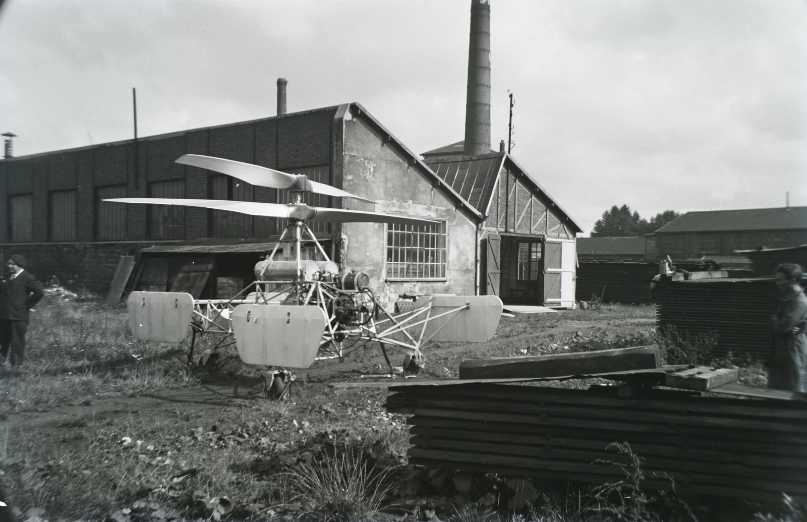 France, Saint-Denis, a Pleyel zongoragyár területe a mai Place Pleyel és Rue Francisque Poulbot között. Asboth Oszkár AH 4/a helikoptere. Leltári jelzet: MMKM TFGY 2017.5.29, 1938, Magyar Műszaki és Közlekedési Múzeum / Történeti Fényképek Gyűjteménye / Asboth Oszkár gyűjteménye, helicopter, Fortepan #132152