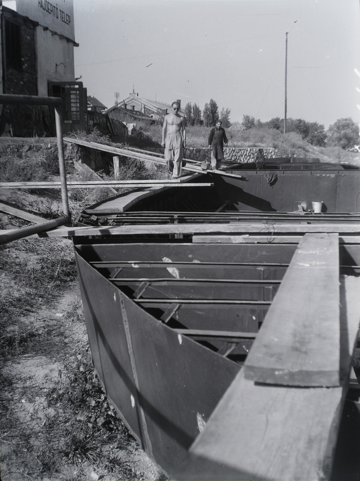 Magyarország, Budapest III., Árpád fejedelem útja 50., Asboth hajóépítő telep, az AT 50/2 légcsavaros hajó építés közben a sólyán. Leltári jelzet: MMKM TFGY 2017.5.101, 1946, Magyar Műszaki és Közlekedési Múzeum / Történeti Fényképek Gyűjteménye / Asboth Oszkár gyűjteménye, hajógyártás, Budapest, Fortepan #132170