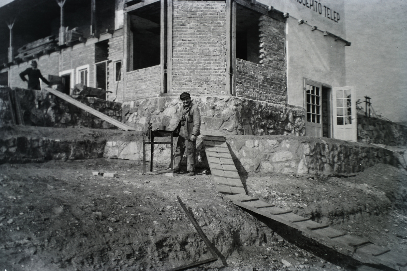 Hungary, Budapest III., Árpád fejedelem útja 50., Asboth hajóépítő telep. Leltári jelzet: MMKM TFGY 2017.5.125, 1946, Magyar Műszaki és Közlekedési Múzeum / Történeti Fényképek Gyűjteménye / Asboth Oszkár gyűjteménye, Budapest, worker, building, freestone, plank, board, Fortepan #132179