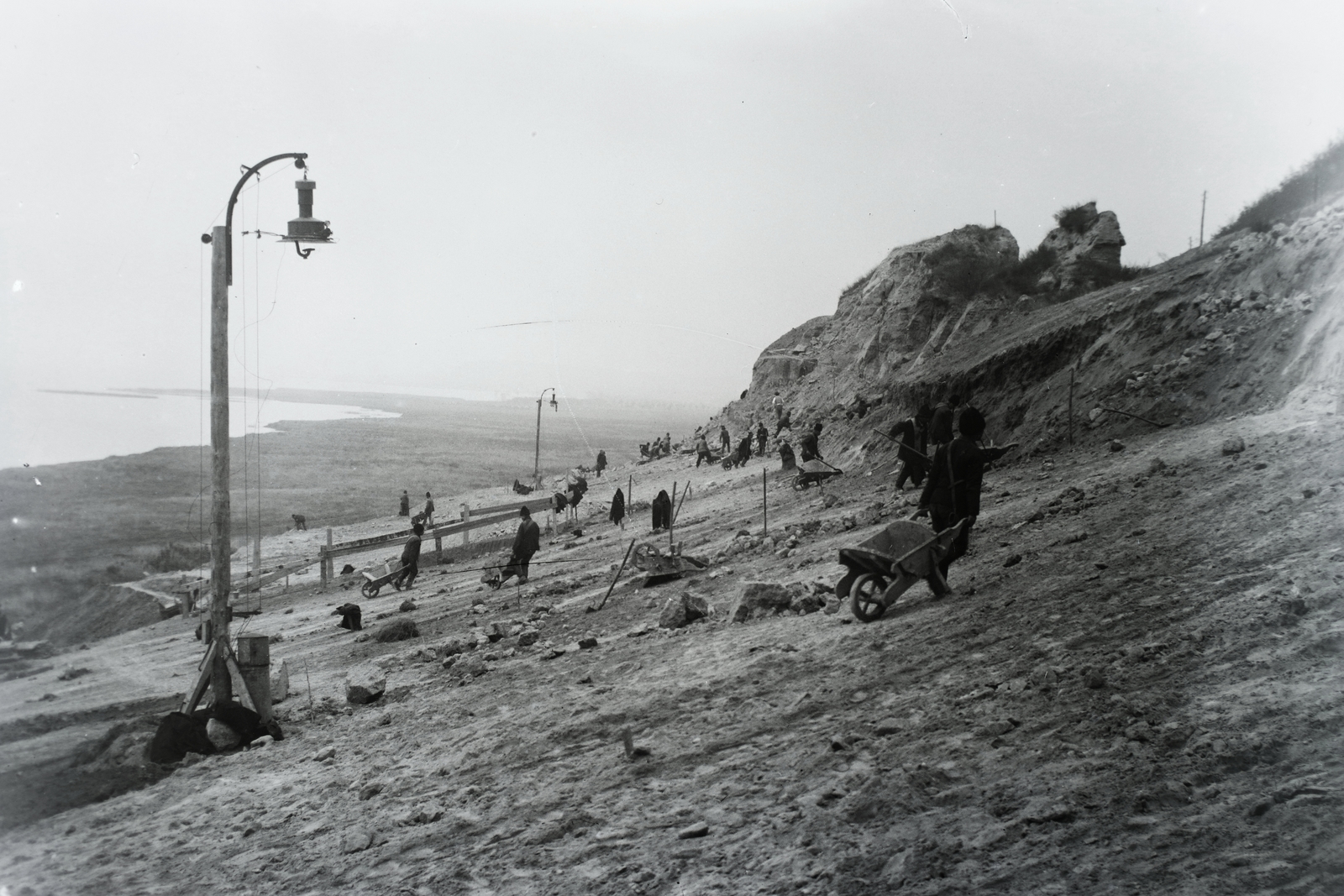 Hungary, Balatonkenese, a löszfal megerősítésén dolgozó kubikosok a település térségében, az 1914. május 11-én történt földcsuszamlást és vasúti balesetet követően. Leltári jelzet: MMKM TFGY 2017.6.6, 1914, Magyar Műszaki és Közlekedési Múzeum / Történeti Fényképek Gyűjteménye, construction worker, Fortepan #132198