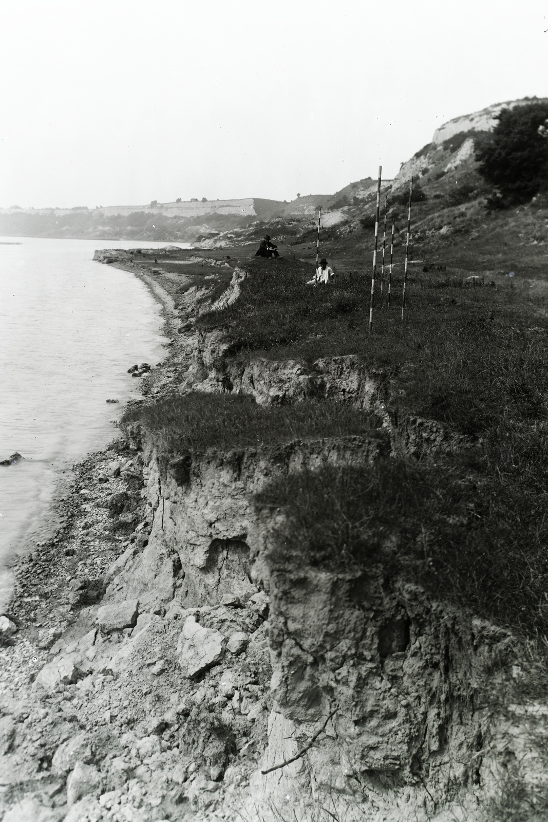 Magyarország, Balatonkenese, a löszfal megerősítésére irányuló munkálatok előzetes felmérése a település térségében, az 1914. május 11-én történt földcsuszamlást és vasúti balesetet követően. Leltári jelzet: MMKM TFGY 2017.6.8, 1914, Magyar Műszaki és Közlekedési Múzeum / Történeti Fényképek Gyűjteménye, Fortepan #132199