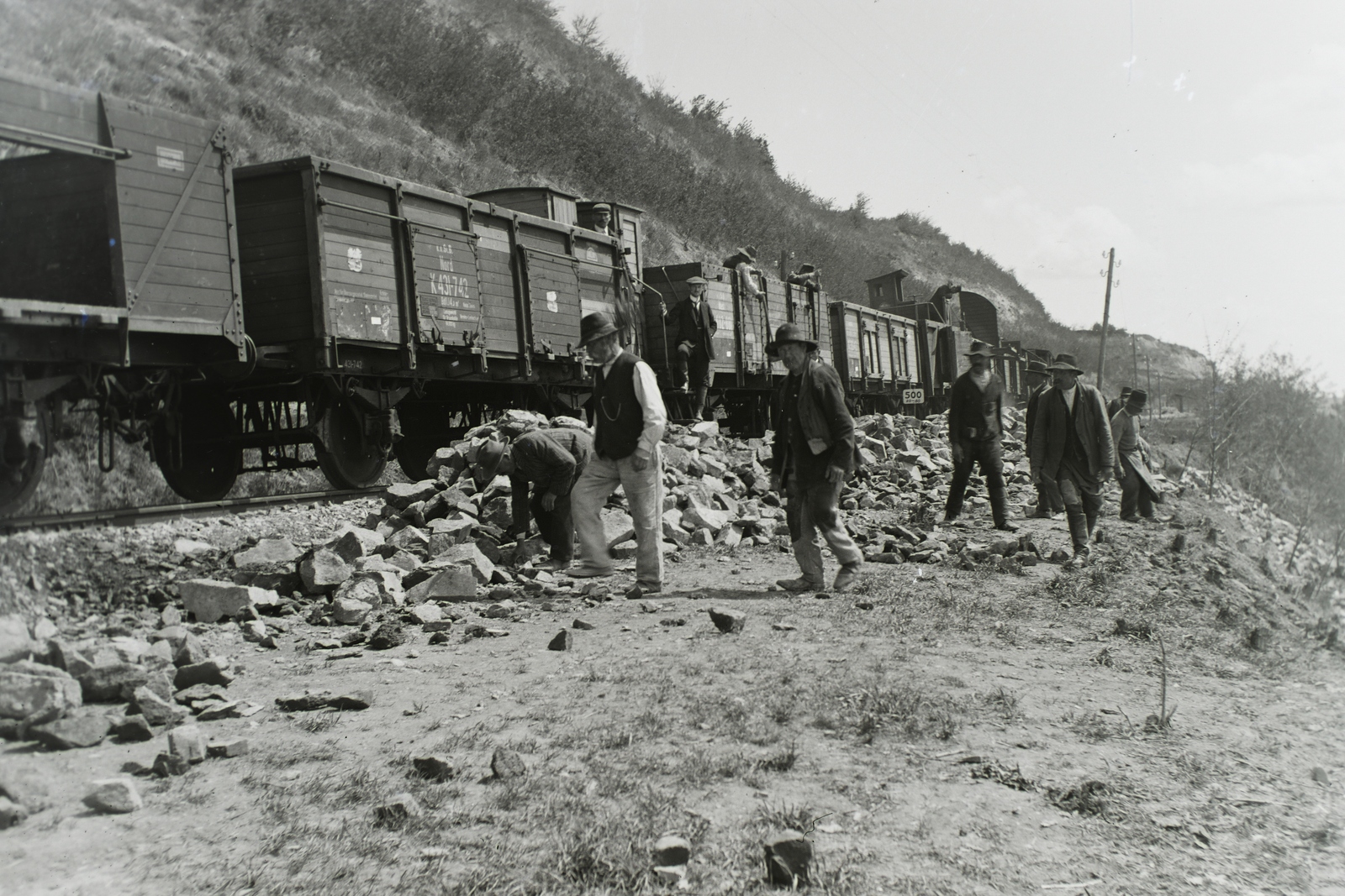 Magyarország, Balatonkenese,Balatonakarattya, KKStB szénszállító kocsik szállítják a követ a települések közötti támfal megerősítési munkálataihoz. Leltári jelzet: MMKM TFGY 2017.6.39, 1914, Magyar Műszaki és Közlekedési Múzeum / Történeti Fényképek Gyűjteménye, Fortepan #132220