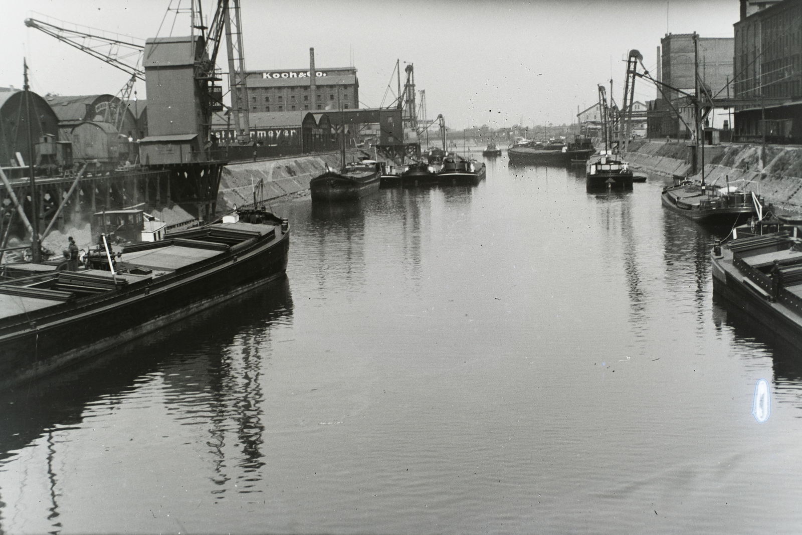 Németország, Duisburg, Ruhrort-i kikötő, gabonaszállító uszályok. Leltári jelzet: MMKM TFGY 2017.7.5, 1930, Magyar Műszaki és Közlekedési Múzeum / Történeti Fényképek Gyűjteménye / Nickl Béla gyűjteménye, kikötő, Fortepan #132232