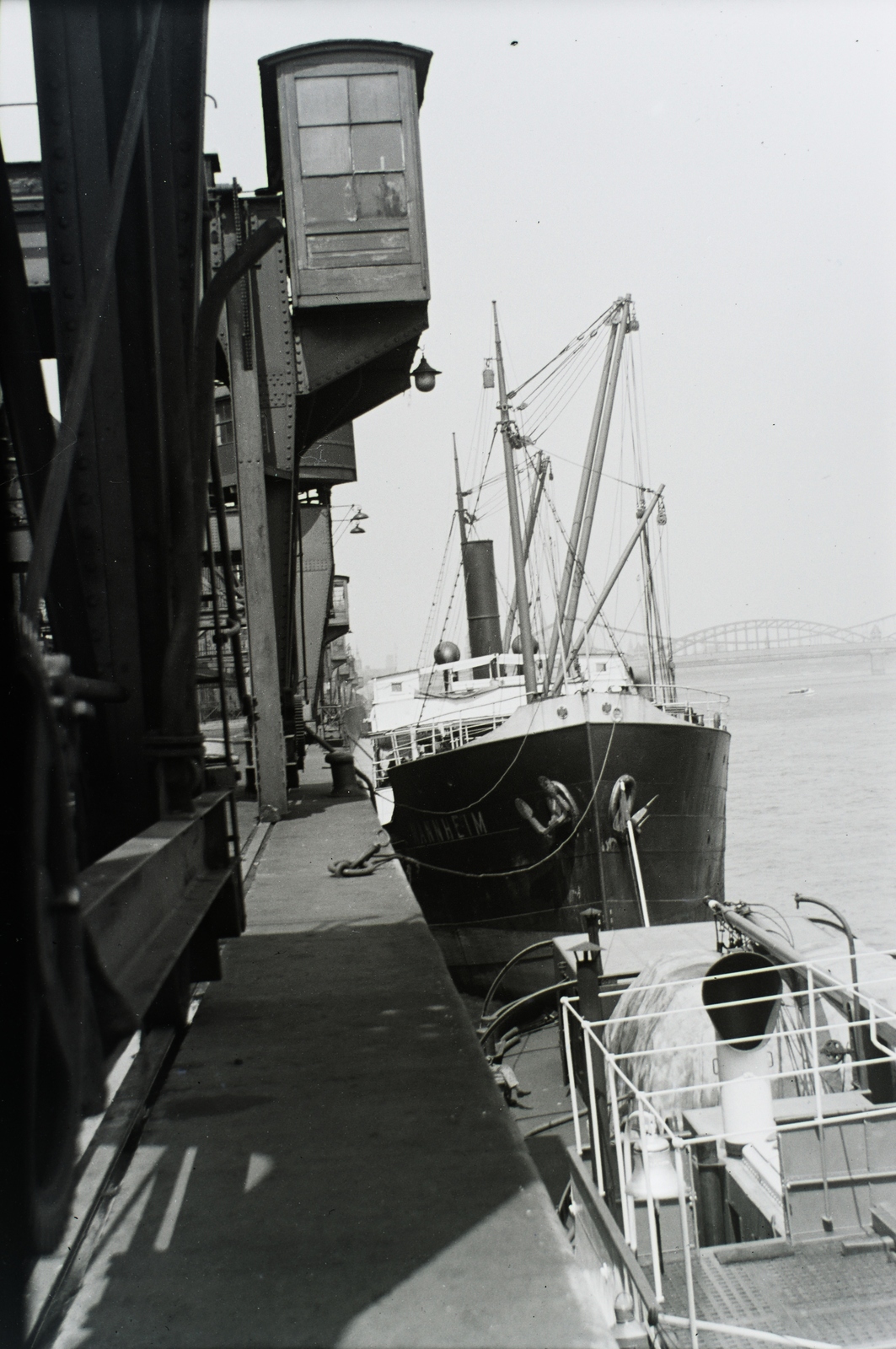 Germany, Köln, Rheinauhafen, kikötő a Rajnán. A Hapag Mannheim nevű gőzhajója mögött a háttérben a Hohenzollernbrücke és a Hindenburgbrücke. Leltári jelzet: MMKM TFGY 2017.7.10, 1930, Magyar Műszaki és Közlekedési Múzeum / Történeti Fényképek Gyűjteménye / Nickl Béla gyűjteménye, Fortepan #132236