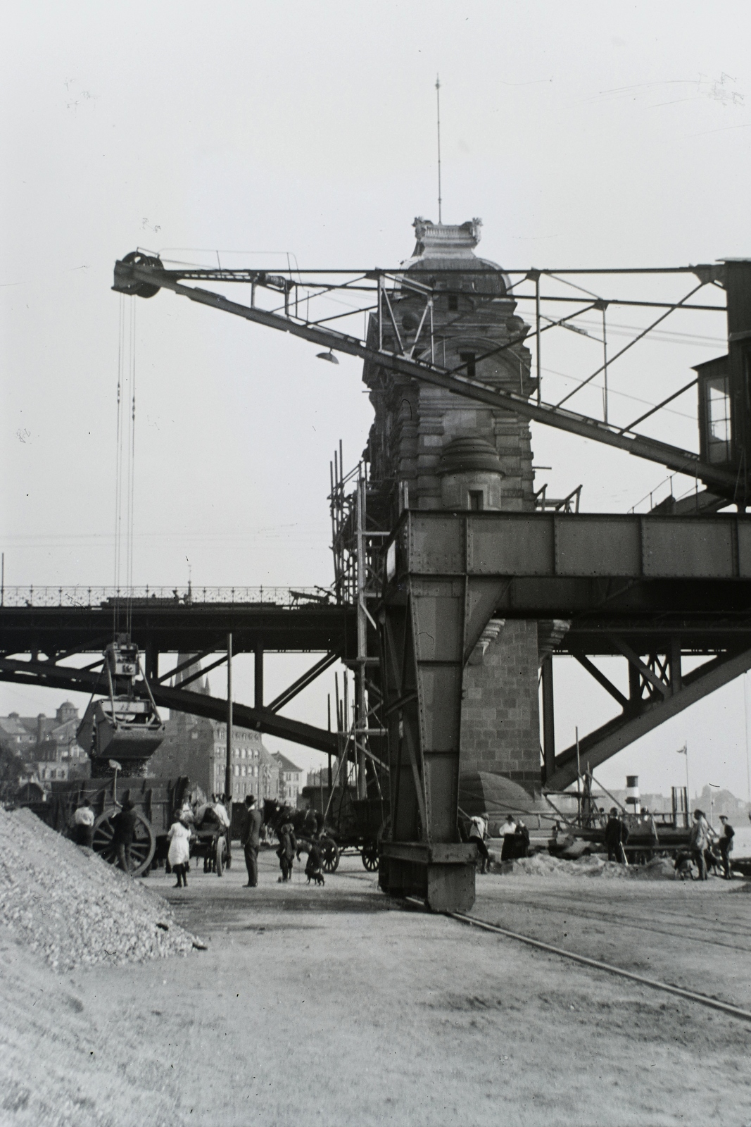 Germany, Düsseldorf, portáldaru az Oberkasseler Brücke óvárosi hídfőjénél. Háttérben a Rajna-parti sétány (Rheinuferpromenade) és a St. Lambertus Kirche. Leltári jelzet: MMKM TFGY 2017.7.20, 1930, Magyar Műszaki és Közlekedési Múzeum / Történeti Fényképek Gyűjteménye / Nickl Béla gyűjteménye, Fortepan #132243