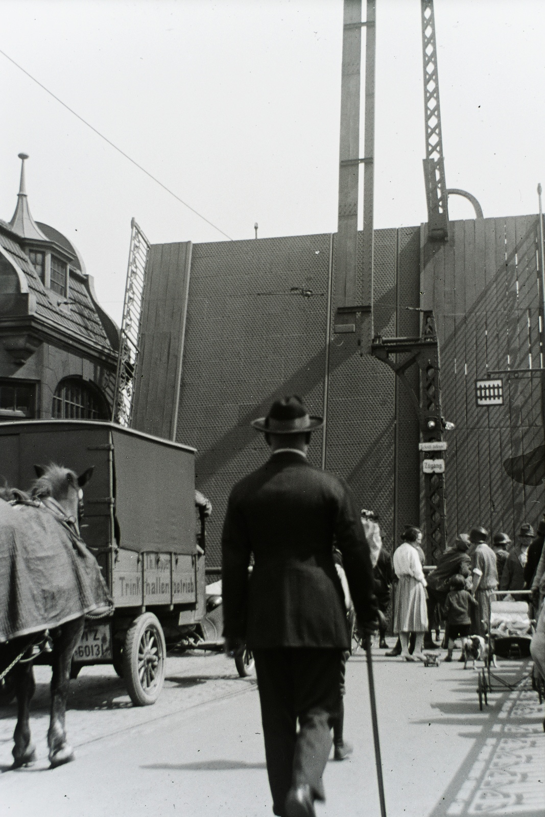 Németország, Duisburg, Schwanenbrücke, nyitható híd a Ruhrorter Strasse és a Schwanenstrasse között, a Ruhrort-i kikötő öble felett. Leltári jelzet: MMKM TFGY 2017.7.21, 1930, Magyar Műszaki és Közlekedési Múzeum / Történeti Fényképek Gyűjteménye / Nickl Béla gyűjteménye, háttal, Fortepan #132244