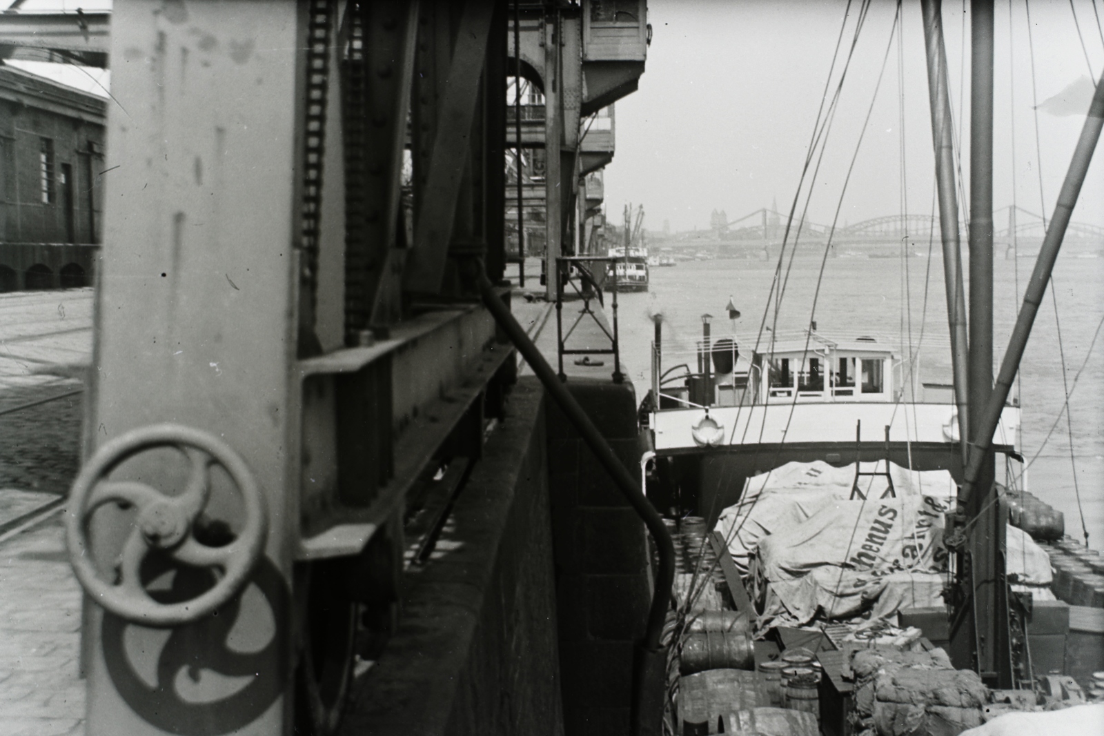 Németország, Köln, Rheinauhafen, kikötő a Rajnán. Távolban a Hindenburgbrücke, a Hohenzollernbrücke és a Dóm sziluettje látszik. Leltári jelzet: MMKM TFGY 2017.7.22, 1930, Magyar Műszaki és Közlekedési Múzeum / Történeti Fényképek Gyűjteménye / Nickl Béla gyűjteménye, Fortepan #132245