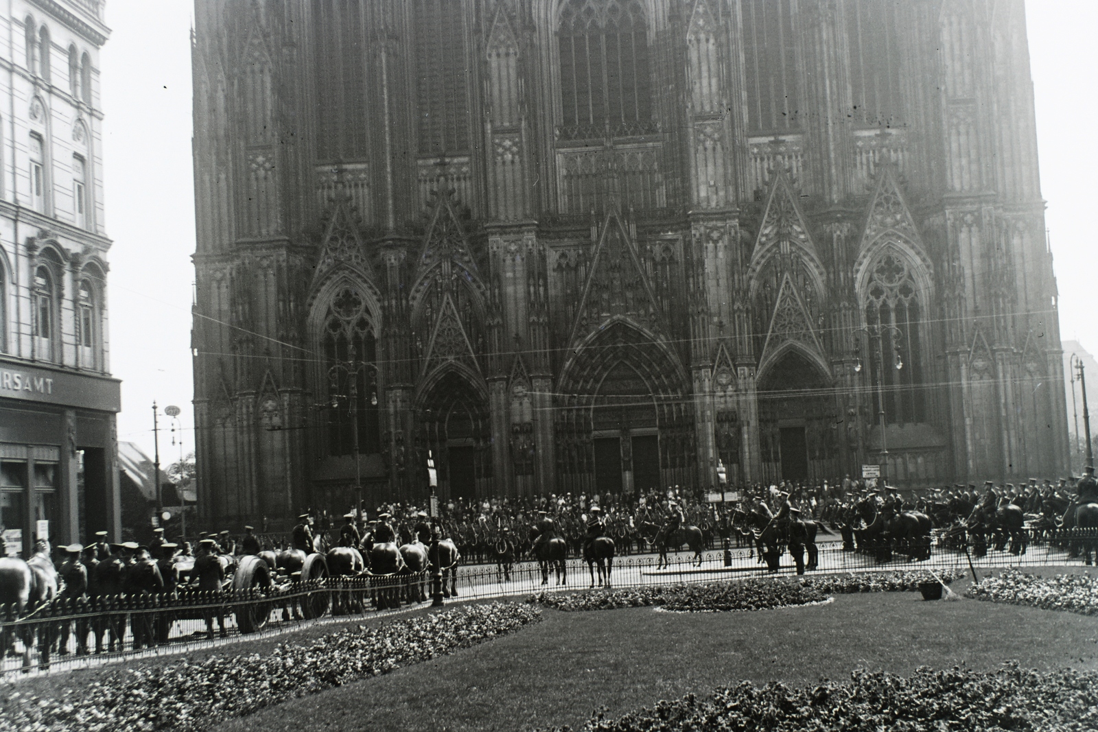 Németország, Köln, »Katonai parádé a kölni dóm előtt.« Leltári jelzet: MMKM TFGY 2017.7.28, 1930, Magyar Műszaki és Közlekedési Múzeum / Történeti Fényképek Gyűjteménye / Nickl Béla gyűjteménye, katolikus, gótika, székesegyház, csúcsív, Fortepan #132248