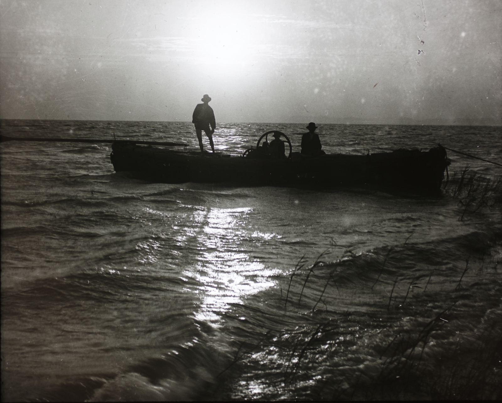 Hungary, »Halászbárka a Balatonon.« Leltári jelzet: MMKM.TFGY.2017-11-04, 1917, Magyar Műszaki és Közlekedési Múzeum / Történeti Fényképek Gyűjteménye, fishing, dusk, Fortepan #132261