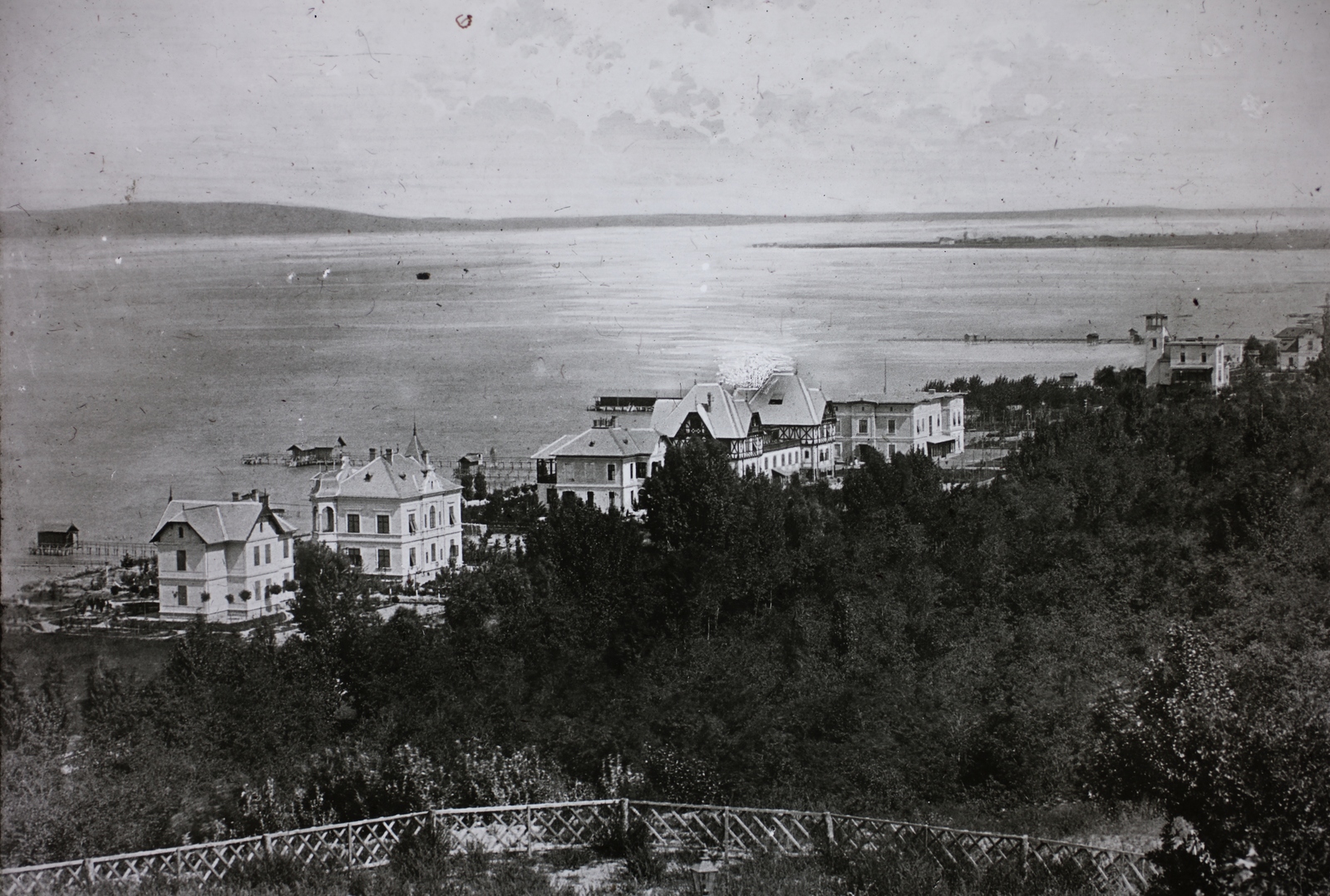 Hungary, Balatonföldvár, villák és üdülők a nyugati partszakaszon a mai Kvassay sétány mentén. A felvétel 1899-ben készült. Leltári jelzet: MMKM.TFGY.2017-11-08, 1900, Magyar Műszaki és Közlekedési Múzeum / Történeti Fényképek Gyűjteménye, Lake Balaton, Fortepan #132265