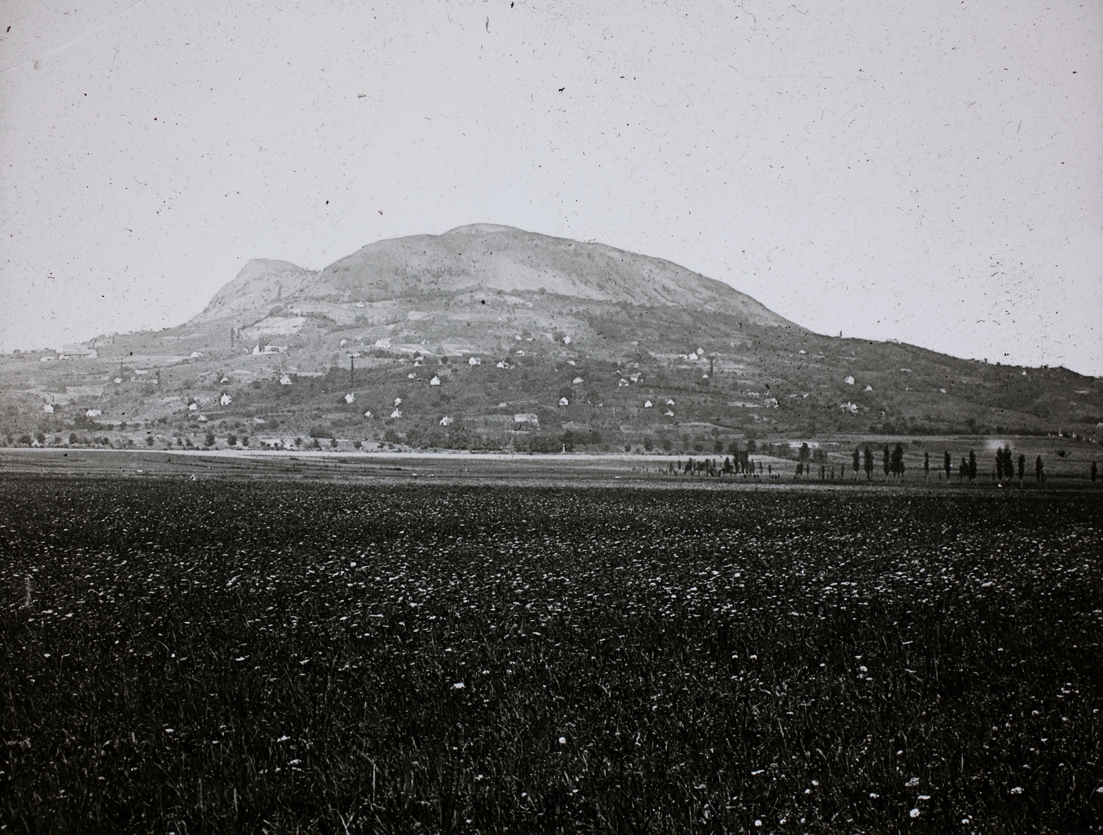 Hungary, a Szent György-hegy Tapolca felől nézve. Leltári jelzet: MMKM.TFGY.2017-11-14, 1917, Magyar Műszaki és Közlekedési Múzeum / Történeti Fényképek Gyűjteménye, Fortepan #132271