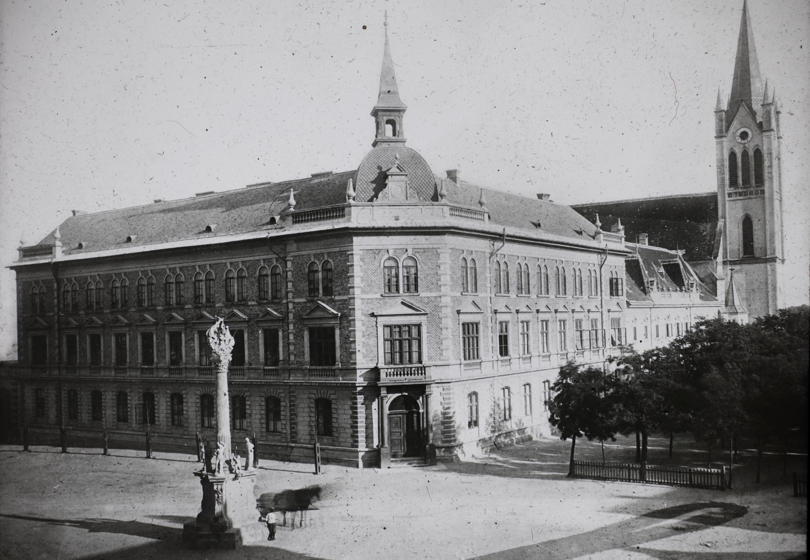 Hungary,Lake Balaton, Keszthely, Fő tér, Premontrei gimnázium (később Vajda János Gimnázium), rendház (később Farkas Edit Római Katolikus Szakképző Iskola és Kollégium) és a Magyarok Nagyasszonya templom. Leltári jelzet: MMKM.TFGY.2017-11-19, 1917, Magyar Műszaki és Közlekedési Múzeum / Történeti Fényképek Gyűjteménye, Fortepan #132274