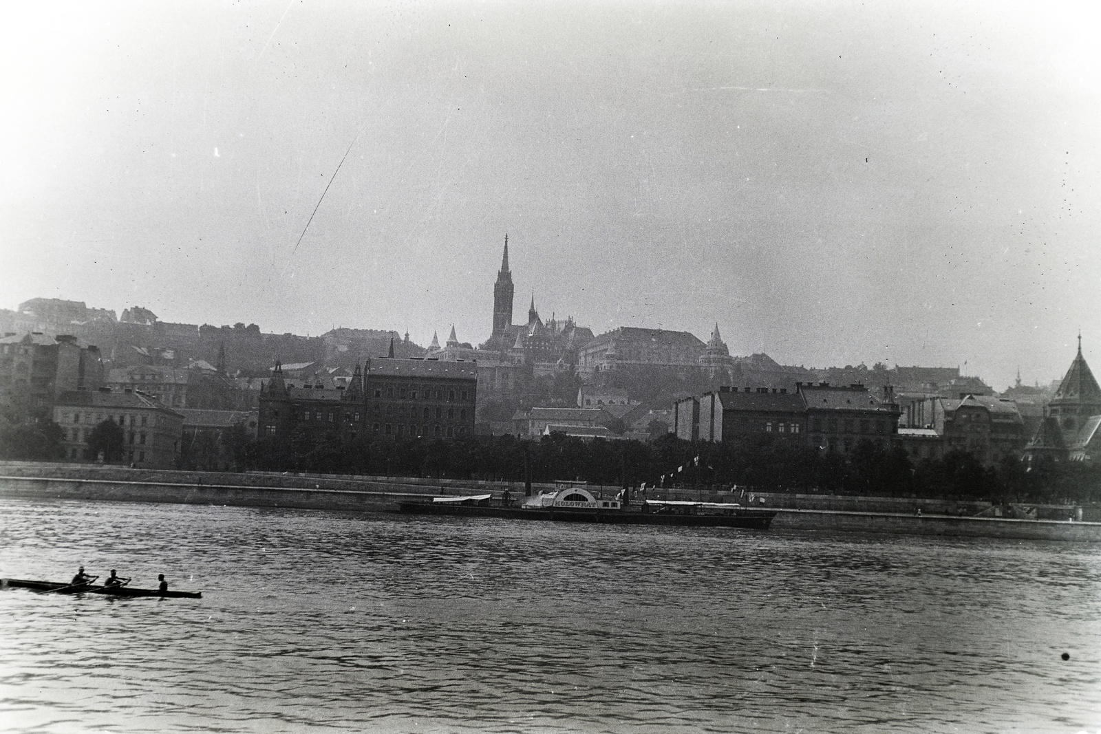 Hungary, Budapest I., DDSG Kolowrat oldalkerekes vontató gőzhajó, háttérben a Bem (Margit) rakpart és fent a Mátyás-templom. Leltári jelzet: MMKM TFGY 2017.10.37, 1933, Magyar Műszaki és Közlekedési Múzeum / Archívum / Negatívtár / özv Venczel Jánosné gyűjteménye, Kolowrat ship, Budapest, Fortepan #132307