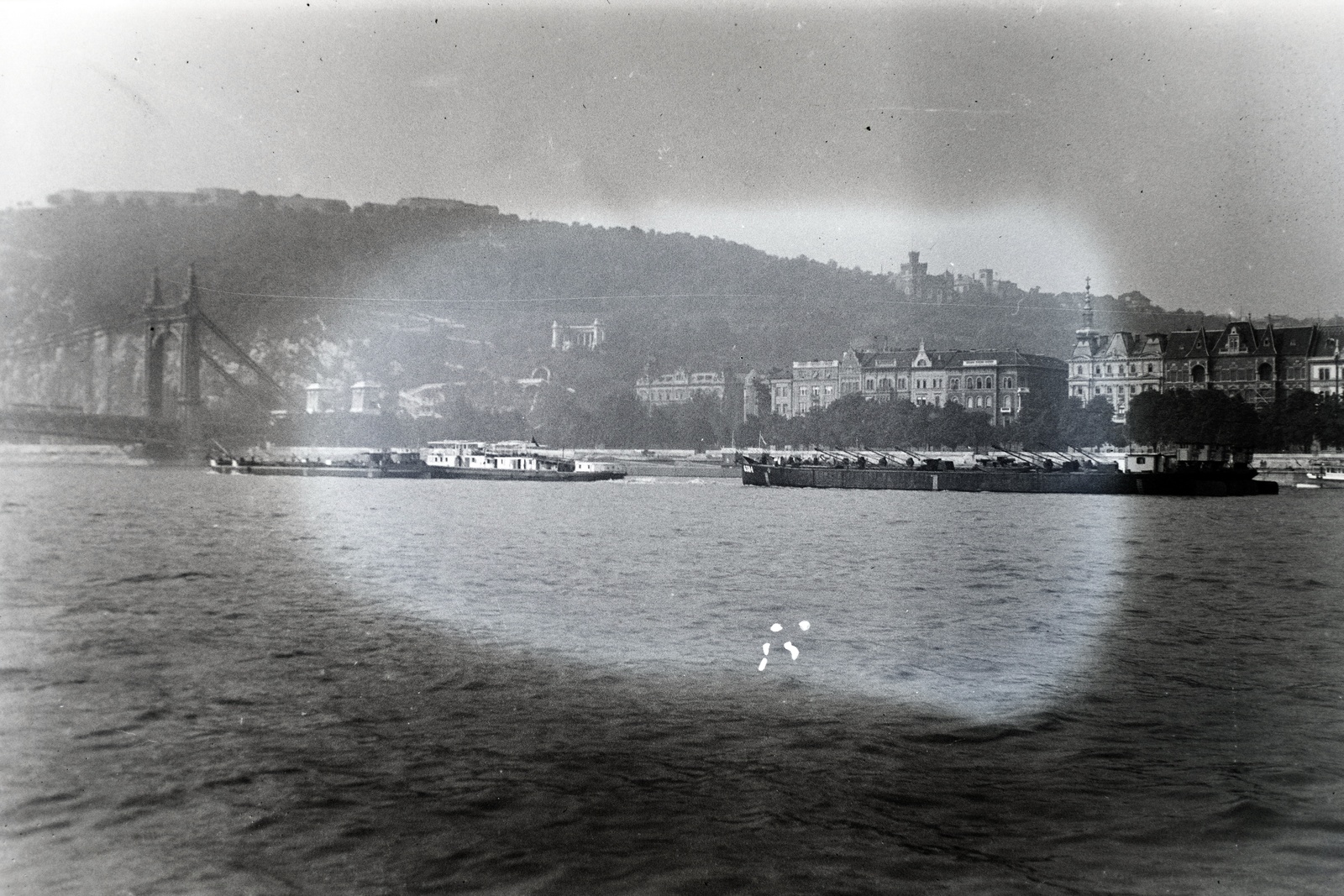 Hungary, Budapest I., vontatóhajó és uszályok a Dunán, balra az Erzsébet híd, háttérben a Gellért-hegy és jobbra a Várkert rakpart (Zita királyné út) házsora. Leltári jelzet: MMKM TFGY 2017.10.44, 1933, Magyar Műszaki és Közlekedési Múzeum / Archívum / Negatívtár / özv Venczel Jánosné gyűjteménye, barge, Budapest, Fortepan #132312