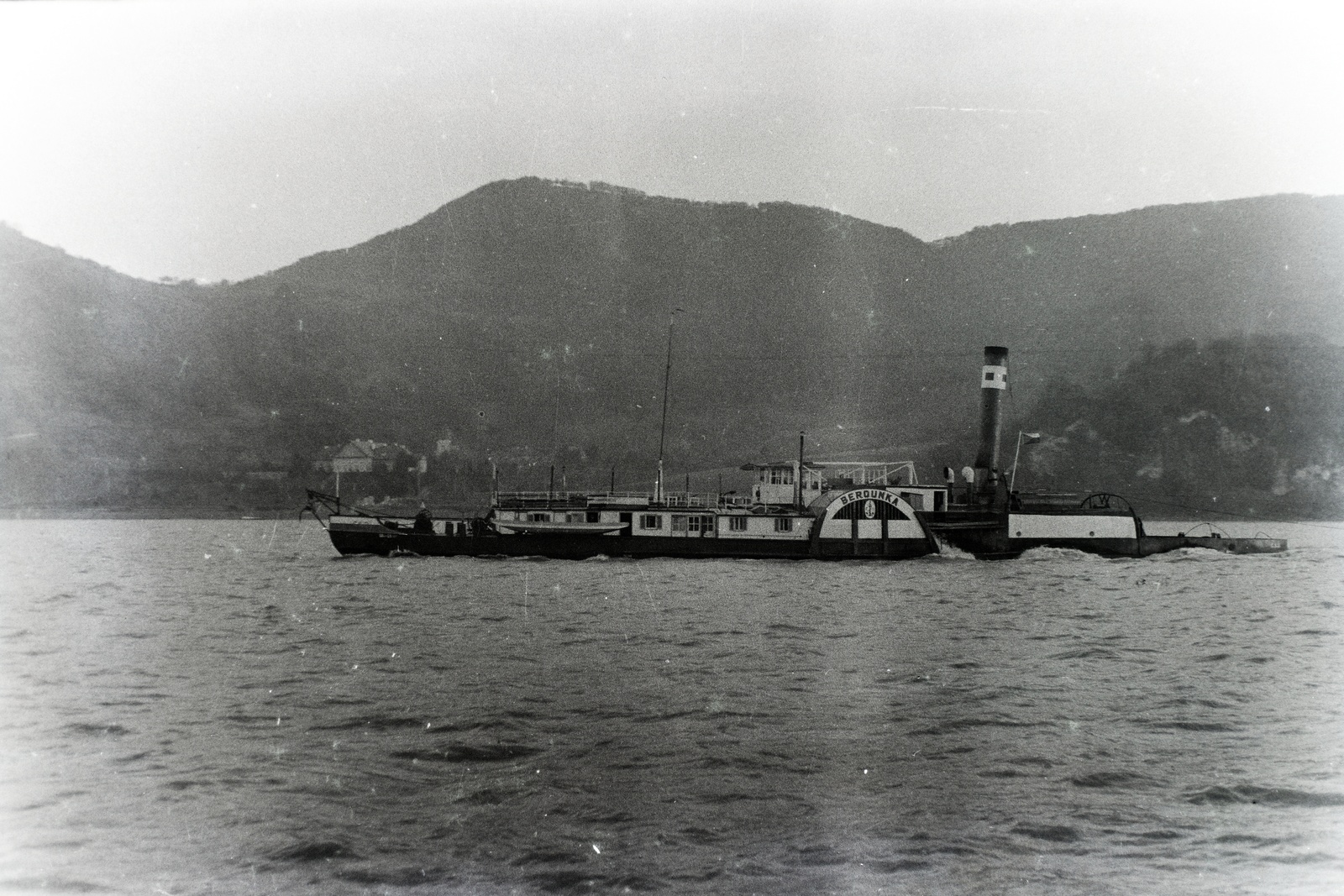 »A csehszlovák ČSD Berounka (Épült 1889) nevű lapátkerekes vontató gőzhajója. Eredetileg Wittelsbach néven a Süddeutsche Donau-Dampfschiffahrts-Gesellschaft (SDG) Linzben gyártott gőzhajója volt 1921-ig.« Leltári jelzet: MMKM TFGY 2017.10.48, 1930, Magyar Műszaki és Közlekedési Múzeum / Archívum / Negatívtár / özv Venczel Jánosné gyűjteménye, gőzhajó, lapátkerekes hajó, Fortepan #132316