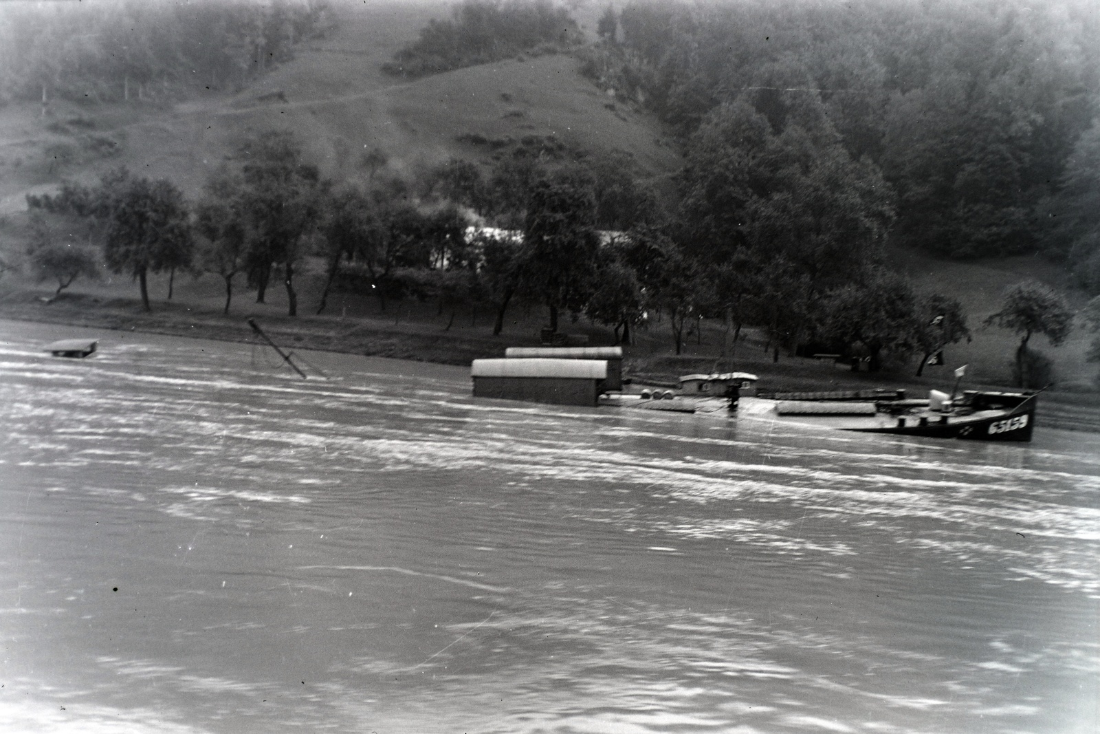 »A DDSG egy elsüllyedt uszályhajója.« Leltári jelzet: MMKM TFGY 2017.10.49, 1930, Magyar Műszaki és Közlekedési Múzeum / Archívum / Negatívtár / özv Venczel Jánosné gyűjteménye, tankhajó, Fortepan #132317