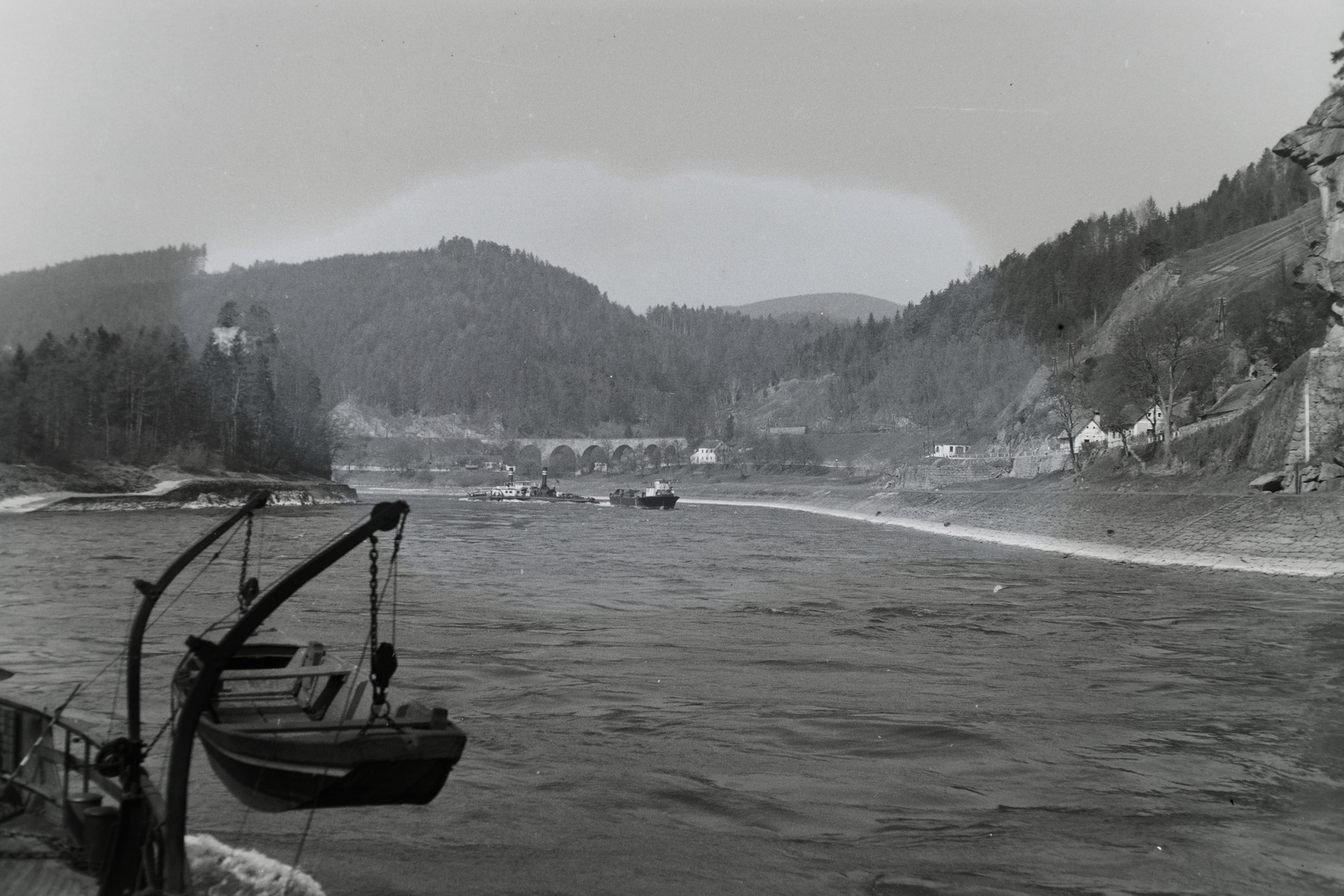 Austria, Sankt Nikola, Strudengau, a Duna felső-ausztriai szakasza, szemben a Giessenbach folyó torkolatánál a „Greinmühlbach-Viadukt“., 1933, Magyar Műszaki és Közlekedési Múzeum / Archívum / Negatívtár / özv Venczel Jánosné gyűjteménye, barge, Fortepan #132319