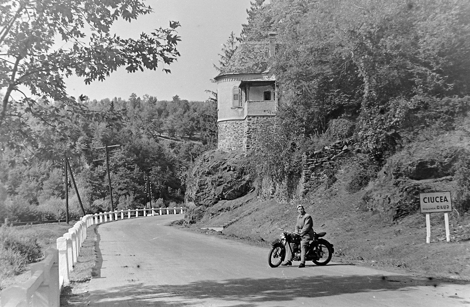 Romania,Transylvania, Ciucea, a sziklán az Octavian Goga által építtetett, egykor vadászháznak használt épület a Boncza-kastély területén., 1957, Szent-tamási Mihály, motorcycle, DKW-brand, Fortepan #13232