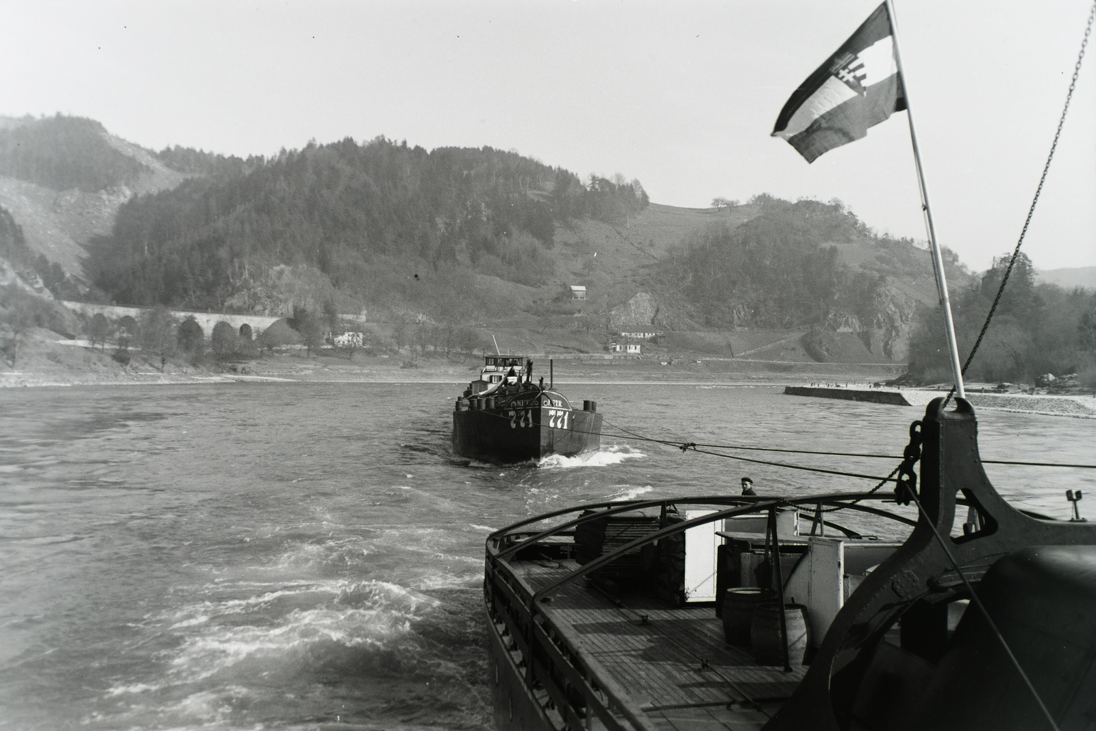 Austria, Sankt Nikola, Strudengau, a Duna felső-ausztriai szakasza, balra a Giessenbach folyó torkolatánál a „Greinmühlbach-Viadukt“. »MFTR vontató gőzhajó uszályvontatásban.« Leltári jelzet: MMKM TFGY 2017.10.73, 1933, Magyar Műszaki és Közlekedési Múzeum / Archívum / Negatívtár / özv Venczel Jánosné gyűjteménye, barge, Fortepan #132327