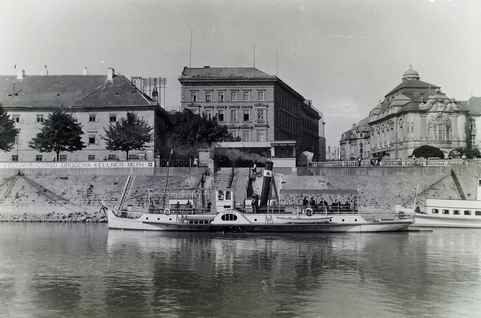 Szlovákia, Pozsony, Duna-part, a Vízi laktanya (később Szlovák Nemzeti Galéria) előtti kikötőben a Dunaj (épült: 1911.) átkelő gőzhajó. Jobbra a Koronázási domb tér (később Námestie Ľudovít Štúr) és a Vigadó épülete (Redoute). A Leltári jelzet: MMKM TFGY 2017.10.76, 1935, Magyar Műszaki és Közlekedési Múzeum / Archívum / Negatívtár / özv Venczel Jánosné gyűjteménye, Fortepan #132328