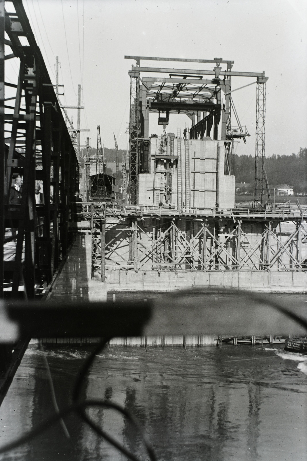 Németország, Passau, a Kachlet vízerőmű építése. Leltári jelzet: MMKM TFGY 2017.10.85, 1925, Magyar Műszaki és Közlekedési Múzeum / Archívum / Negatívtár / özv Venczel Jánosné gyűjteménye, építkezés, létra, ácsolat, Fortepan #132336
