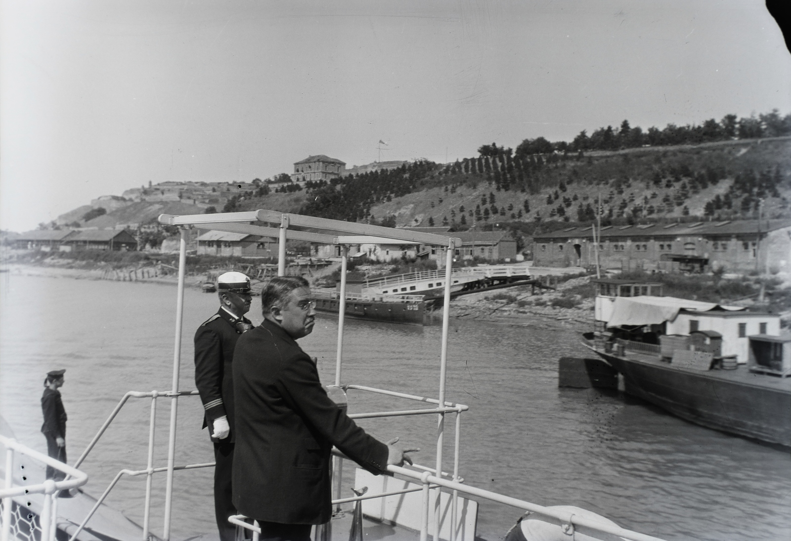 Serbia, Belgrade, Száva folyó, szemben a Nándorfehérvári vár a Zsófia Herczegnő (1914) luxusgőzös (később Szabadság sétahajó) fedélzetéről nézve. Leltári jelzet: MMKM TFGY 2017.10.111, 1916, Magyar Műszaki és Közlekedési Múzeum / Archívum / Negatívtár / özv Venczel Jánosné gyűjteménye, Fortepan #132358
