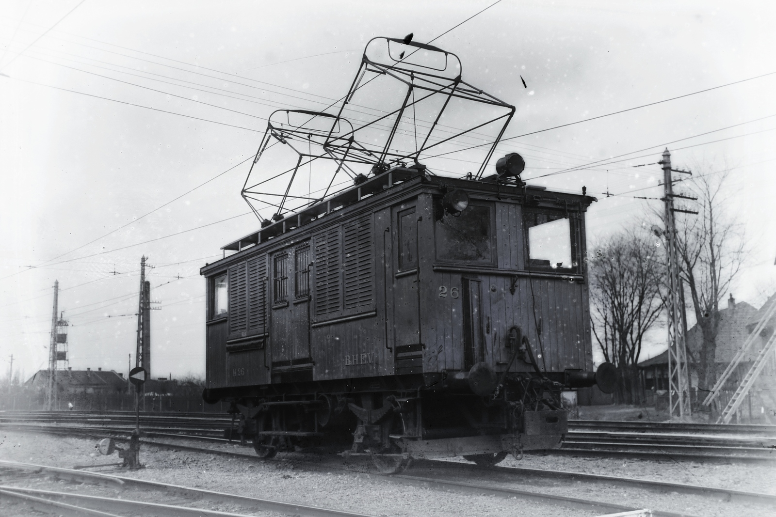 Hungary, Budapest XVI., a BHÉV L III típusú, M 26 pályaszámú villamos mozdonya Cinkota forgalmi telepen. Gyártás: Gép- és Vasútfelszerelési Gyár, Kistarcsa, 1918. Műtanrendőri vizsga: 1924. január 14. Gyártási szám: 3188/1918.« Leltári jelzet: 32500, 1928, Magyar Műszaki és Közlekedési Múzeum / Archívum / Negatívtár / BHÉV gyűjteménye, Budapest, Fortepan #132377