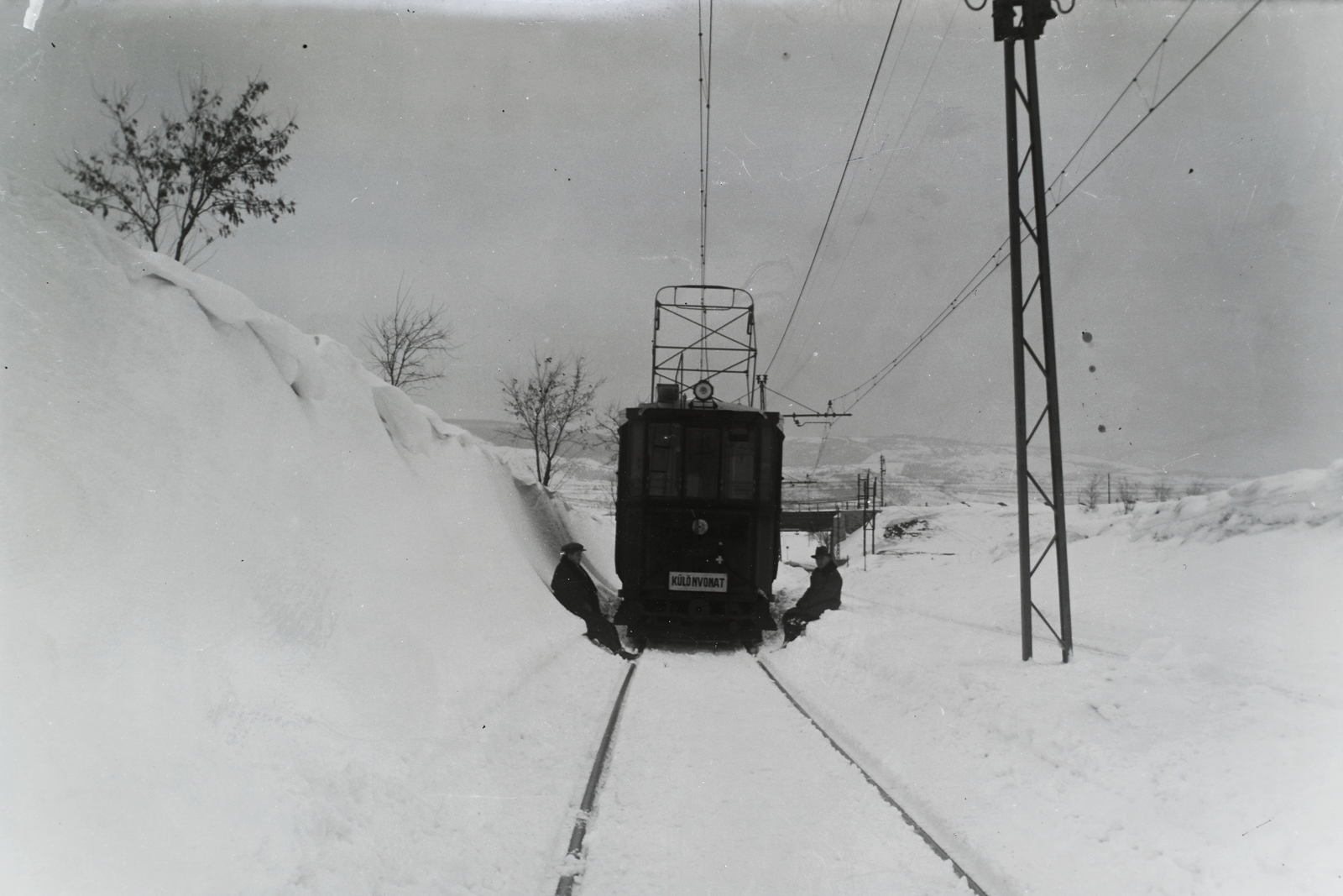 Hungary, Budaörs, a Budapest-Törökbálint között közlekedő HÉV vonala. A BHÉV M V típusú, M 2051 pályaszámú, BBVV eredetű (ex BBVV 51) villamos motorkocsija 1928. decemberben. Gyártás: Gép- és Vasútfelszerelési Gyár, Kistarcsa, 1918. Leltári jelzet: 32516, 1928, Magyar Műszaki és Közlekedési Múzeum / Archívum / Negatívtár / BHÉV gyűjteménye, Budapest, Fortepan #132388