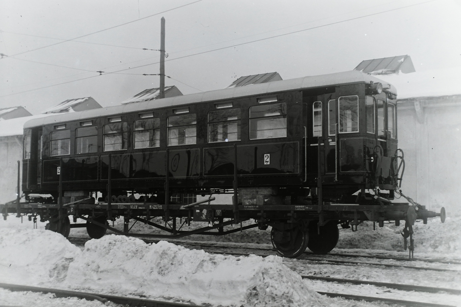 Hungary, Budapest XI., Fehérvári út (Fő utca), Budafok Forgalmi telep. »A BHÉV P XII típusú. C 3209 pályaszámú, a budafoki vonalra készült 4-tengelyes pótkocsija 1928/1929 telén, a MÁV N 422718 pályaszámú pőrekocsiján. (Rendelési szám: Ordre 897, Gyártási szám: 27263/1928).« Leltári jelzet: 32521, 1928, Magyar Műszaki és Közlekedési Múzeum / Archívum / Negatívtár / BHÉV gyűjteménye, Budapest, Fortepan #132390