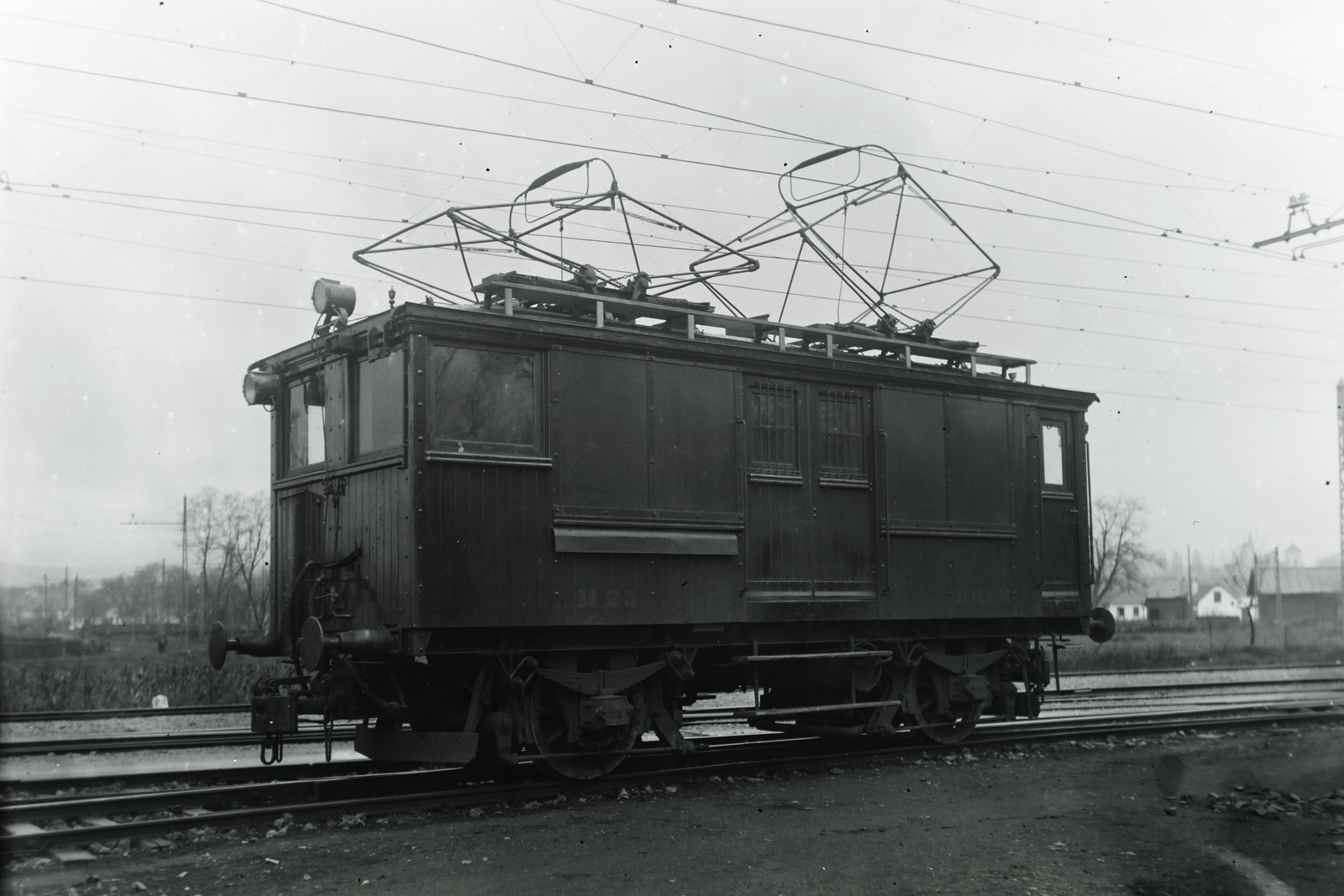 Hungary, Szentendre, kocsiszín, háttérben balra a teherpályaudvar. A BHÉV L III típusú, M 25 pályaszámú villamos mozdonya. Gyártás: Gép- és Vasútfelszerelési Gyár, Kistarcsa, 1918. Műtanrendőri vizsga: 1924. október 10. (Gyártási szám: 3194/1918.). Leltári jelzet: 380, 1924, Magyar Műszaki és Közlekedési Múzeum / Archívum / Negatívtár / BHÉV gyűjteménye, Budapest, Fortepan #132408