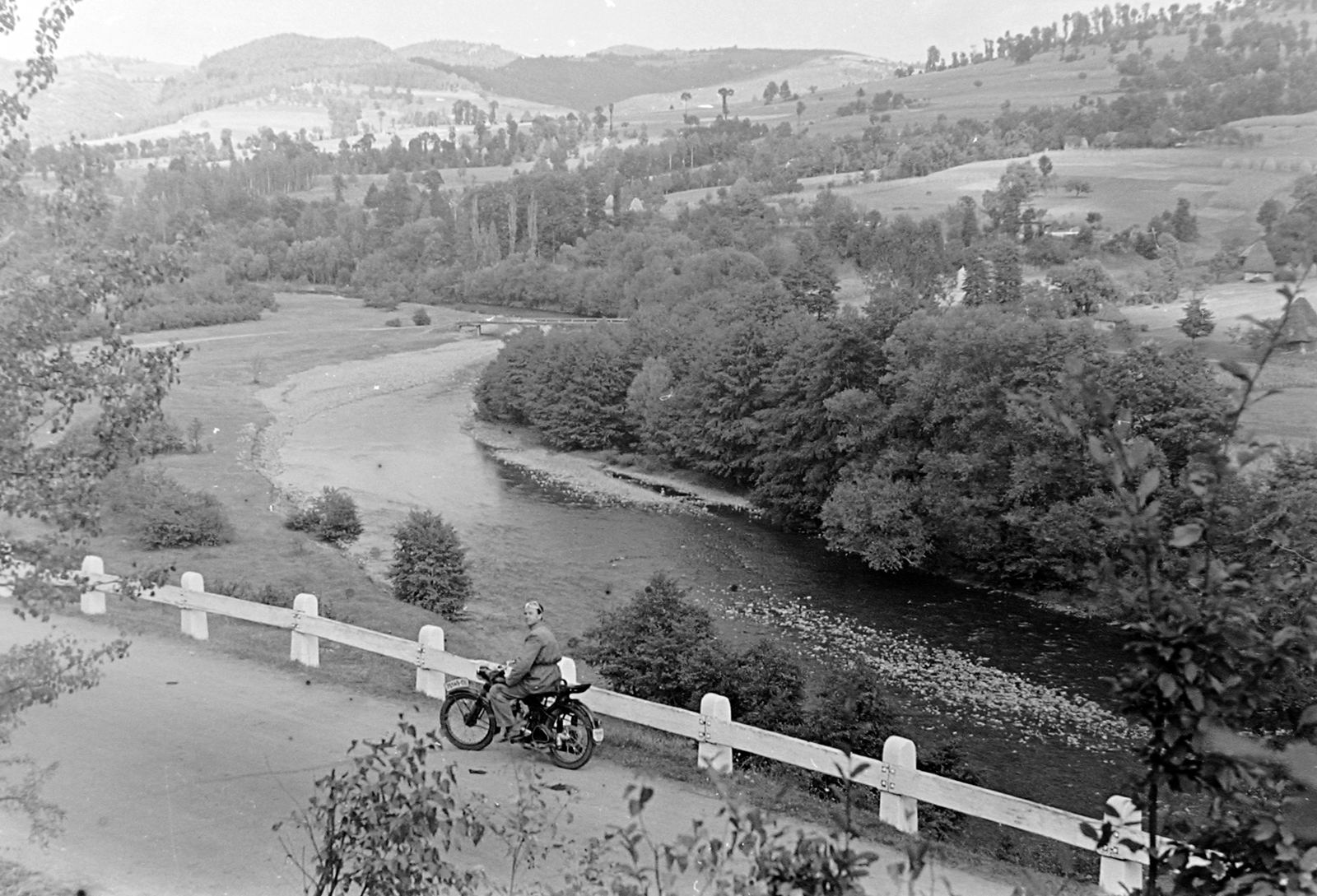 Romania,Transylvania, untitled, a Nagyvárad - Kolozsvár út a Sebes-Körös völgyében Királyhágó és Körösfeketetó között., 1957, Szent-tamási Mihály, river, motorcycle, Fortepan #13242