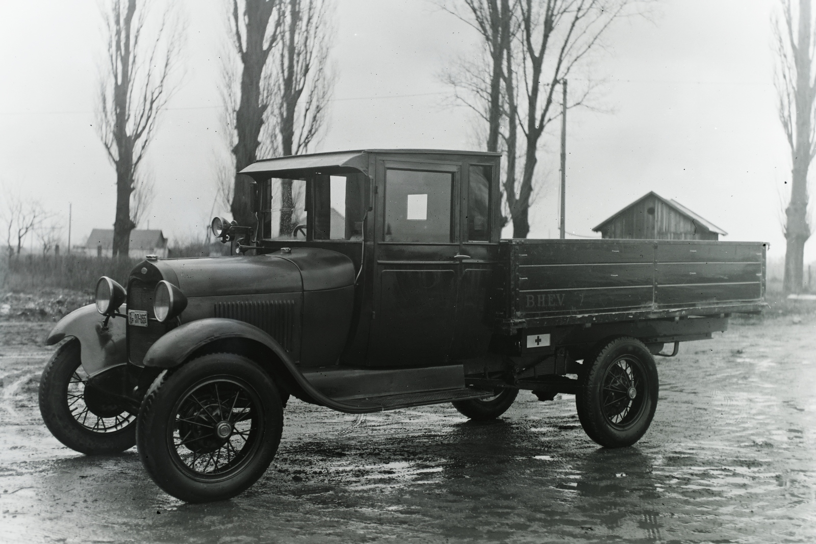 Hungary, »A BHÉV Bp 37-055 rendszámú Ford tipusú kis teherkocsija, segélykocsija.« Leltári jelzet: 414, 1932, Magyar Műszaki és Közlekedési Múzeum / Archívum / Negatívtár / BHÉV gyűjteménye, commercial vehicle, Ford-brand, Fortepan #132440