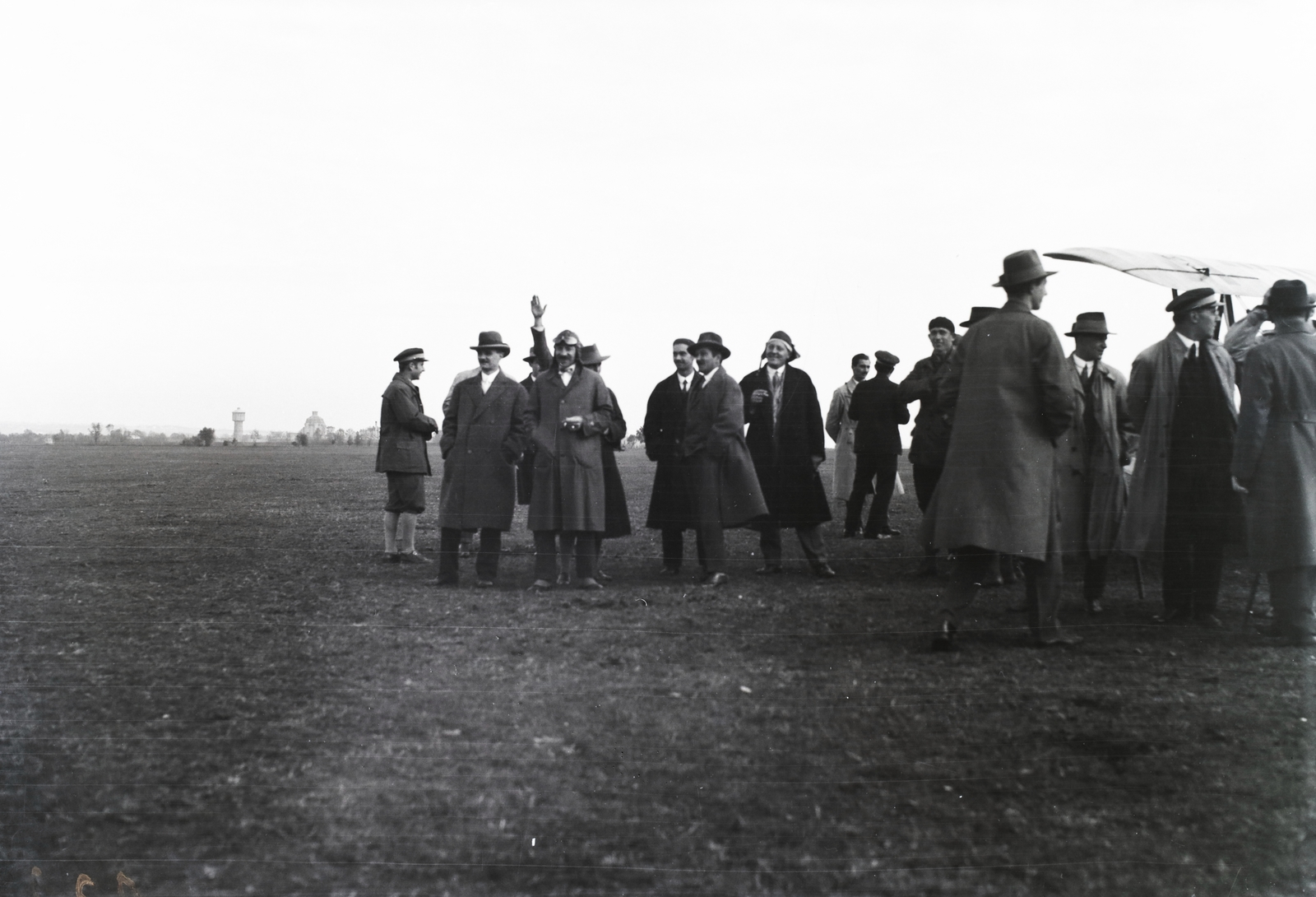 Hungary, Érd, »repülőtábor. Balról jobba: Svachulay, pilótasapkában Hefty, másik pilótasapkás Lampich.« Leltári jelzet: 232, 1929, Magyar Műszaki és Közlekedési Múzeum / Archívum / Negatívtár / Bottó András gyűjteménye, airport, Fortepan #132458