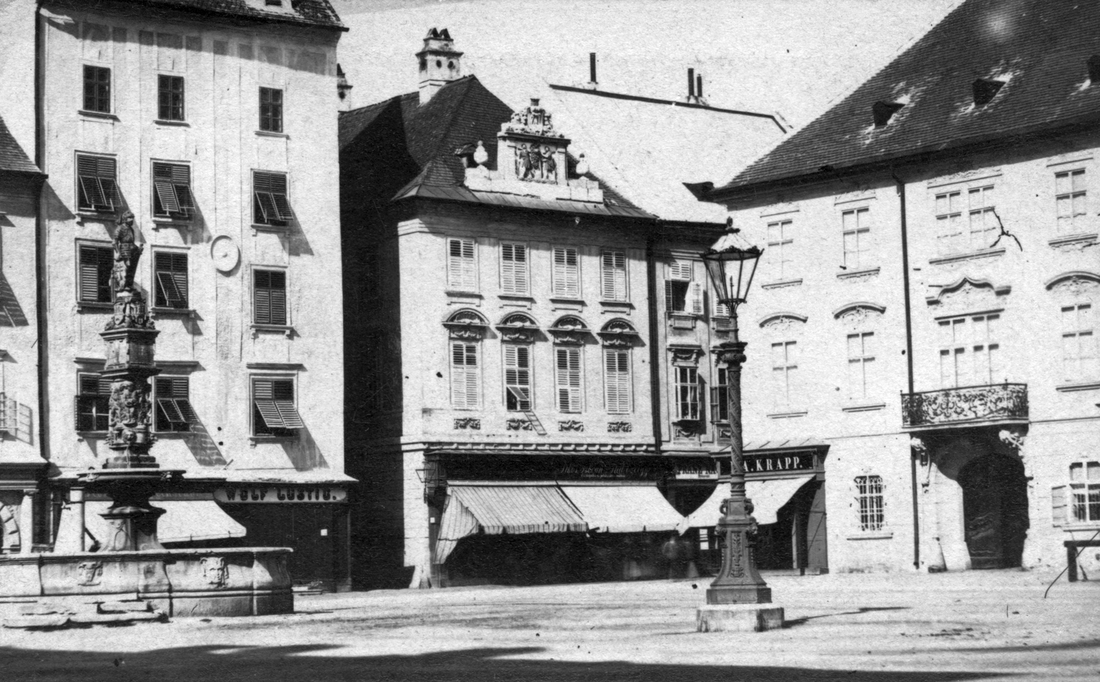 Slovakia, Bratislava, Fő tér (Hlavné námestie), közepén a Roland-kúttal., 1900, GGAABBOO, fountain, well, sculpture, square, renaissance, pylon, Maximilian II-portrayal, Andreas Luttringer-design, Fortepan #13248