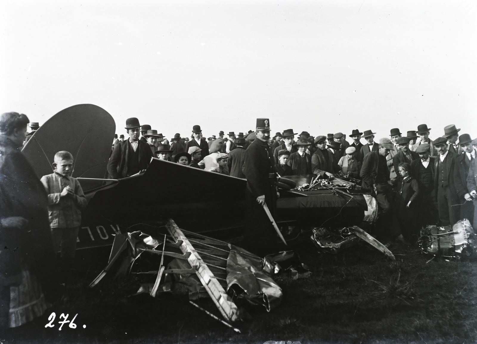 Hungary, Budapest X., Rákosmező, az 1912. október 13-án lezuhant Kolbányi II. monoplán roncsa. A baleset során Takács Sándor pilóta szörnyethalt. Leltári jelzet: 276, 1912, Magyar Műszaki és Közlekedési Múzeum / Archívum / Negatívtár / Wéber Károlyné gyűjteménye, pilot, accident, airplane, monoplane, Budapest, Kolbányi-brand, wreck, Fortepan #132484