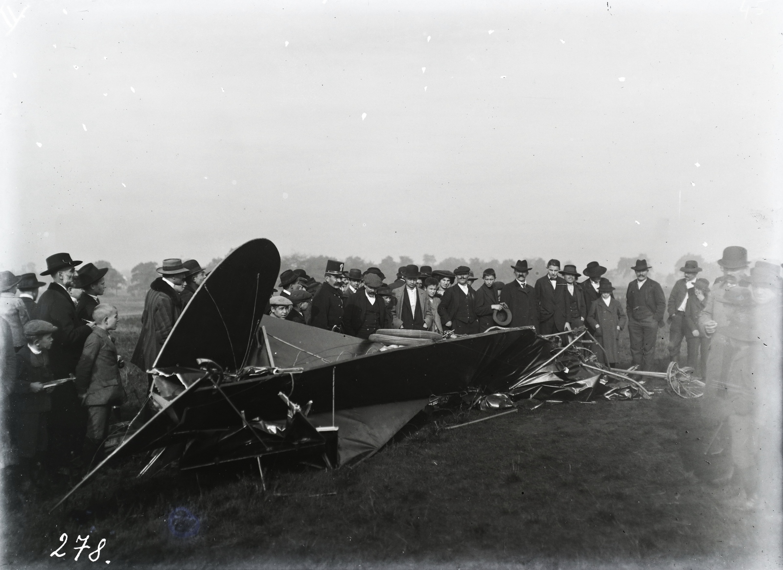 Hungary, Budapest X., Rákosmező, az 1912. október 13-án lezuhant Kolbányi II. monoplán roncsa. A baleset során Takács Sándor pilóta szörnyethalt. Leltári jelzet: 278, 1912, Magyar Műszaki és Közlekedési Múzeum / Archívum / Negatívtár / Wéber Károlyné gyűjteménye, pilot, accident, airplane, monoplane, Budapest, Kolbányi-brand, wreck, Fortepan #132486