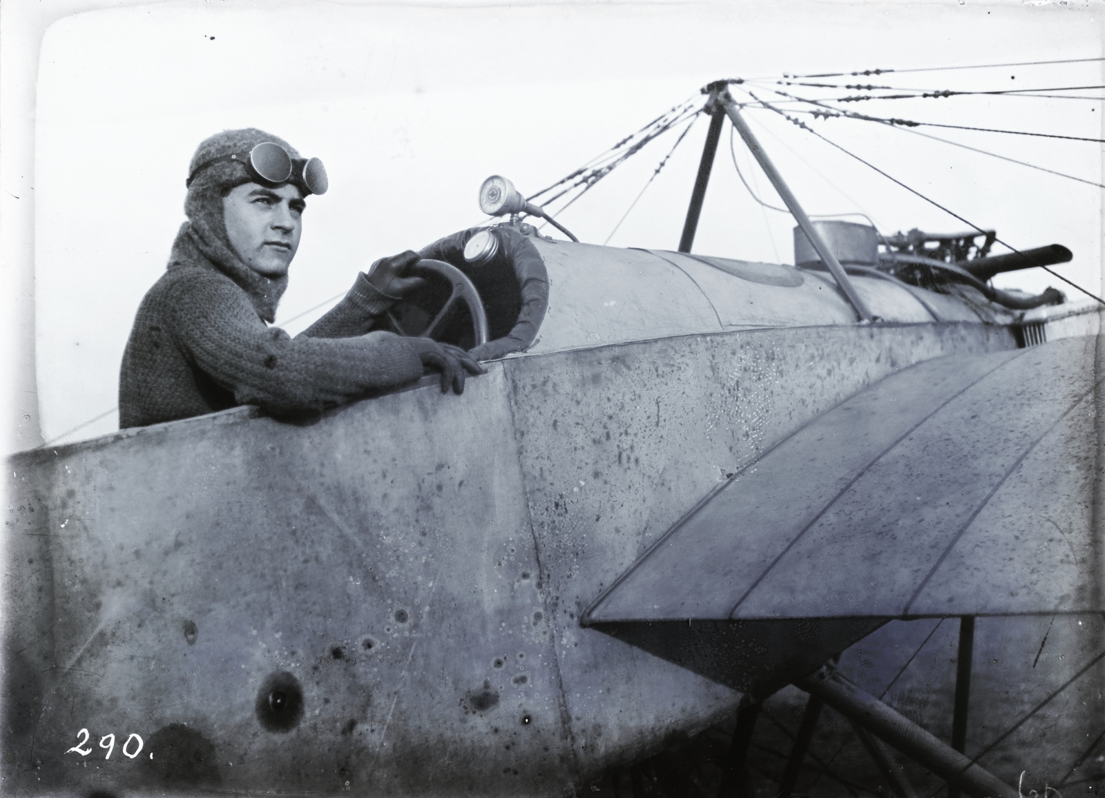 »Repülőgép pilótával.« Leltári jelzet: 290, 1912, Magyar Műszaki és Közlekedési Múzeum / Archívum / Negatívtár / Wéber Károlyné gyűjteménye, leather cap, airplane, steering wheel, pilot, Fortepan #132495