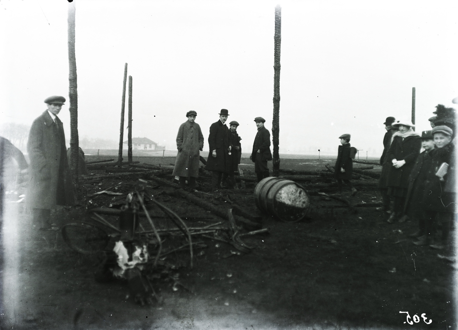 Hungary, Budapest X., Rákosmező, Zsemlye Elemér gépészmérnök, repülőgép konstruktőr, pilóta leégett hangára.  Leltári jelzet: 305 , 1912, Magyar Műszaki és Közlekedési Múzeum / Archívum / Negatívtár / Wéber Károlyné gyűjteménye, accident, barrel, Budapest, Fortepan #132509