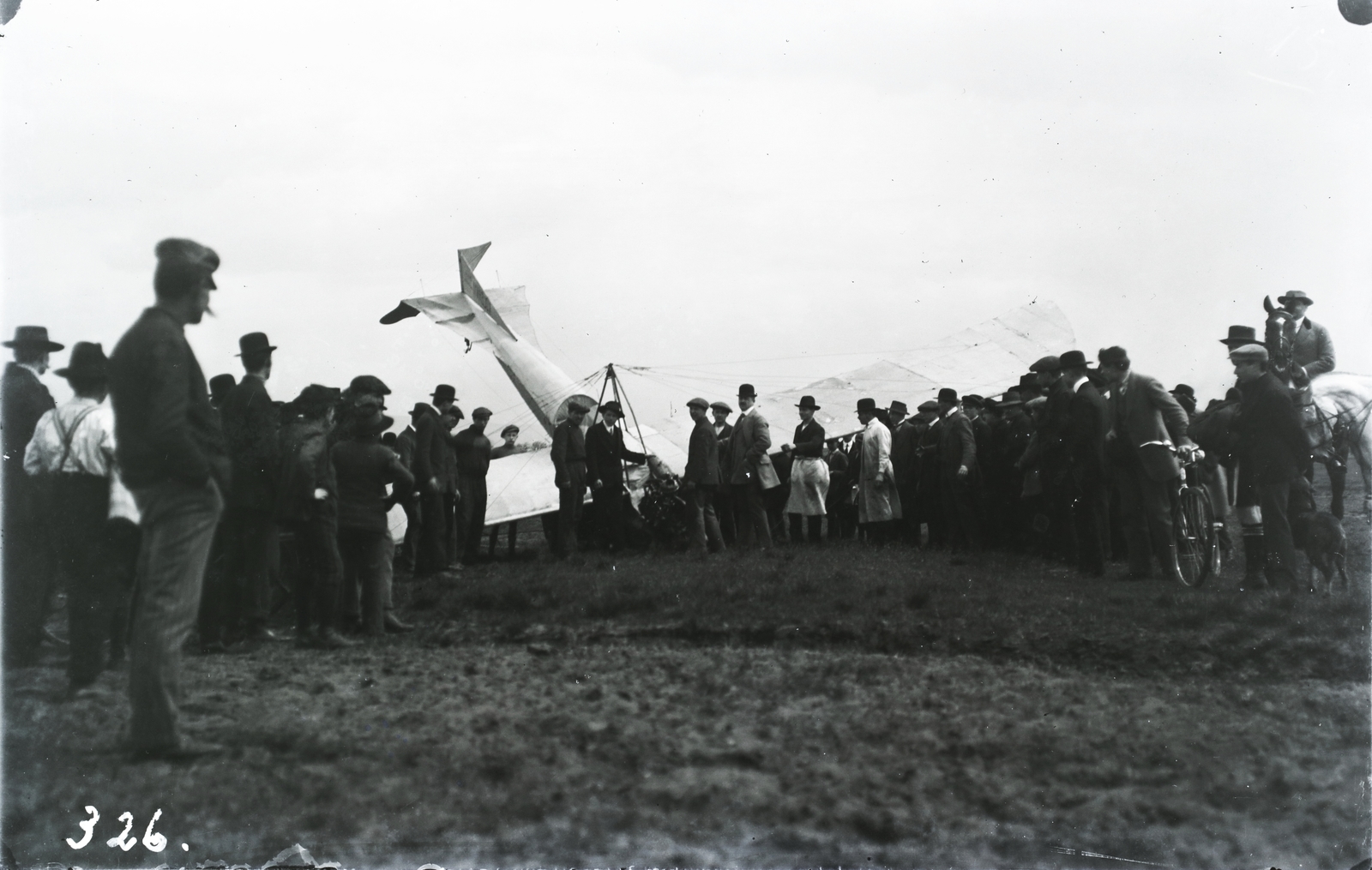 »Lezuhant repülőgép.« Leltári jelzet: 326, 1912, Magyar Műszaki és Közlekedési Múzeum / Archívum / Negatívtár / Wéber Károlyné gyűjteménye, baleset, repülőgép, monoplán, Fortepan #132516