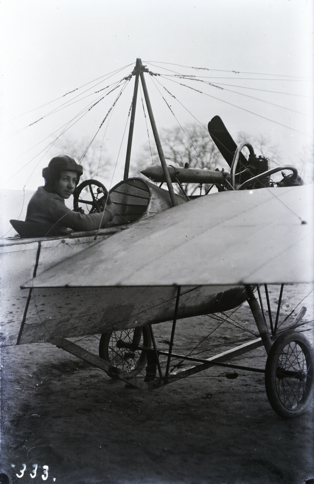 »Hefty Frigyes Valjon által készített Lazarus gépen.« Leltári jelzet: 333, 1912, Magyar Műszaki és Közlekedési Múzeum / Archívum / Negatívtár / Wéber Károlyné gyűjteménye, airplane, monoplane, Fortepan #132523