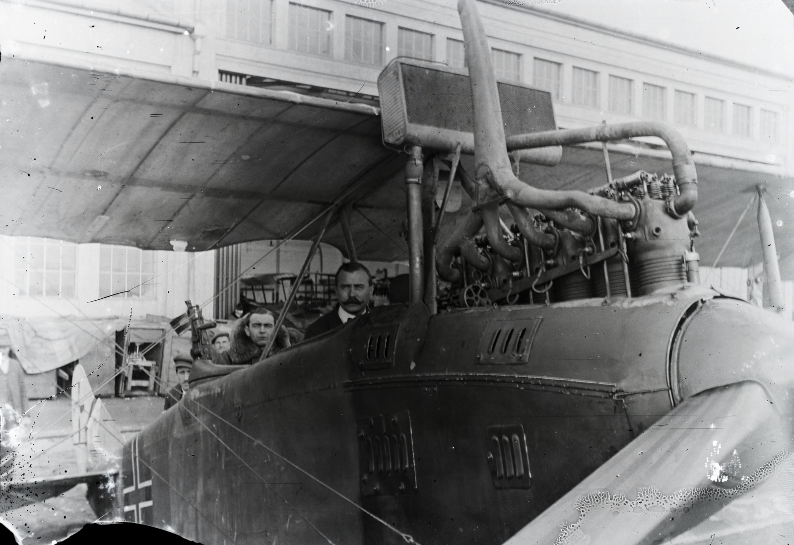 »Albatros C.III típusú német repülőgép osztrák-magyar színekben - vélhetően civilekkel - az ülésekben; Benz 230 Le-s motorral, 1917 után.« Leltári jelzet: 694, 1918, Magyar Műszaki és Közlekedési Múzeum / Archívum / Negatívtár / Bauer István gyűjteménye, airplane, Albatros-brand, Fortepan #132527