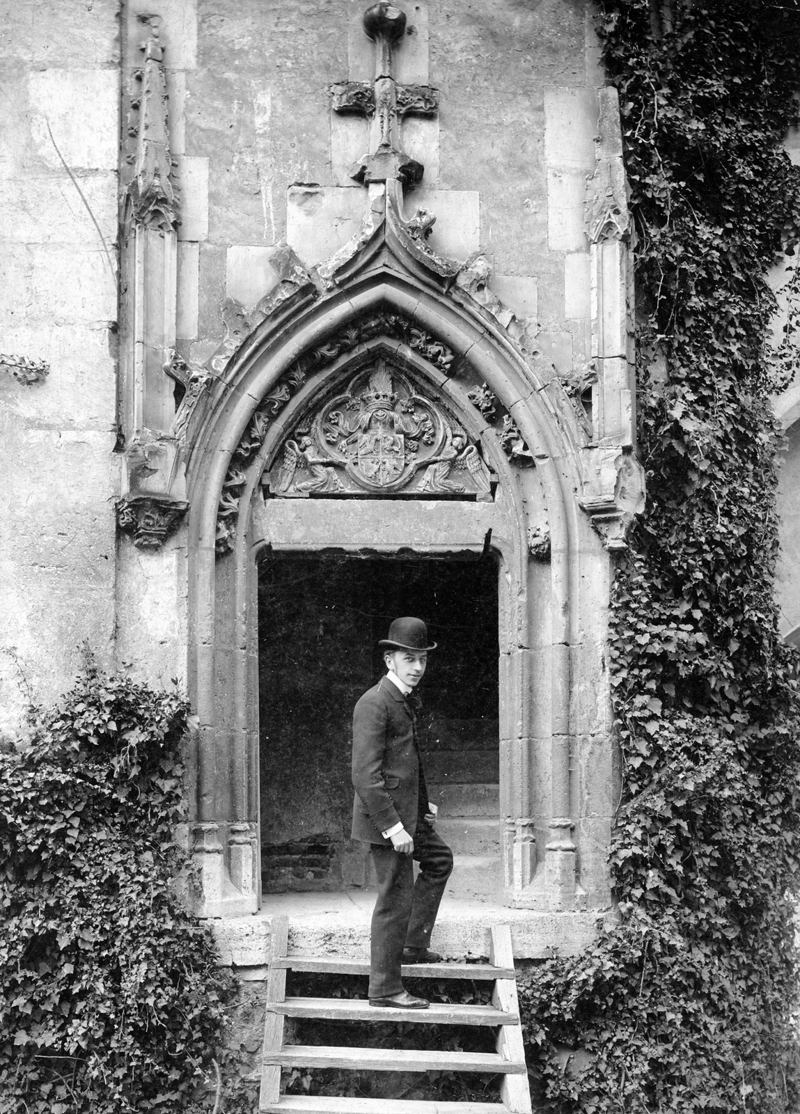 Romania,Transylvania, Hunedoara, a várkápolna bejárata., 1905, GGAABBOO, gate, man, bowler hat, chapel, gothic, pointed arch, Fortepan #13253