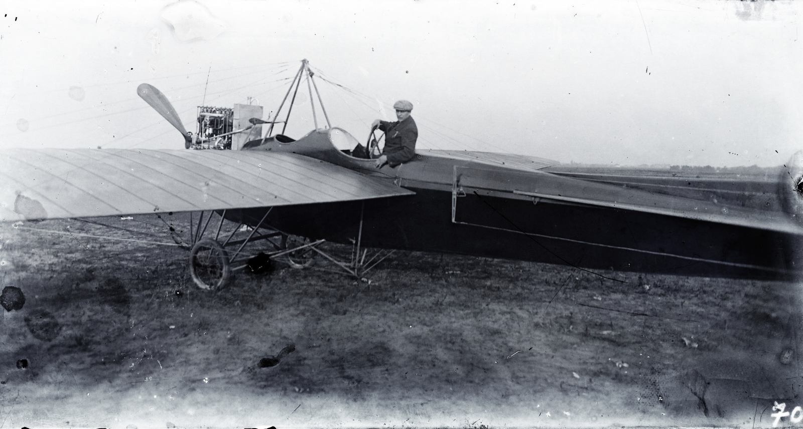 »Kolbányi-V. típusú repülőgép - Argus 100 Le-s motorral - Rákosmezőn. A gépben Takács Sándor. 1912. október 13-án ezzel a géppel történt Takács aviatikus halálos zuhanása.« Leltári jelzet: 701, 1911, Magyar Műszaki és Közlekedési Múzeum / Archívum / Negatívtár, airplane, Fortepan #132532