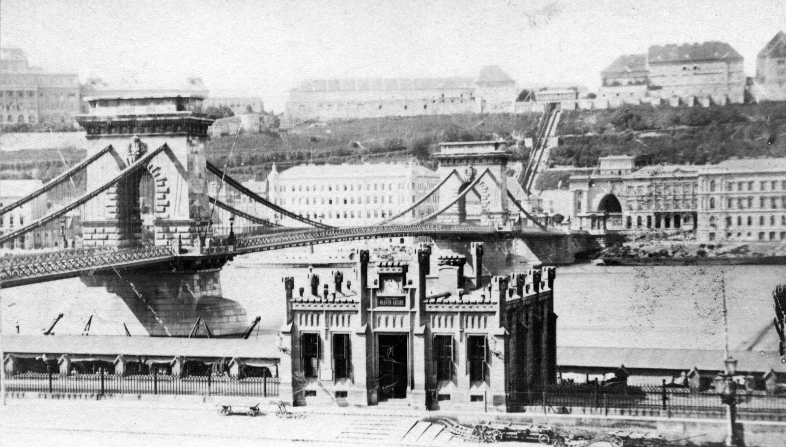Hungary, Budapest V., Teherhajó kikötő vámhivatali épülete a Széchenyi Lánchíd pesti hídfője mellett. A felvétel 1873 körül készült., 1900, GGAABBOO, bridge, picture, tunnel, Budapest, suspension bridge, William Tierney Clark-design, Fortepan #13254