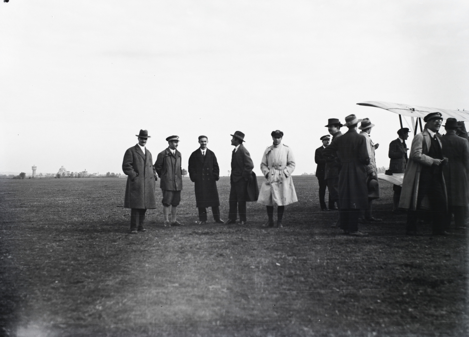 Magyarország, Érd, repülőtér, Svachulay Sándor, Kaltenbach Henrik, Király András, Szapáry Jenő alezredes, Jámbor Béla, gróf Thorotzkay Péter, jobb szélen szemüveggel Marton Pál. Takarásban egy Bánhidi-Lampich BL-6 típusú repülőgép, az első magyarországi kétüléses iskolagép. Balra a távolban a nagytétényi disznóhízlalda víztornya és takarmánytárolója. Leltári jelzet: 1135, 1929, Magyar Műszaki és Közlekedési Múzeum / Archívum / Negatívtár / özv Batta Ábrahámné gyűjteménye, repülés, Fortepan #132548