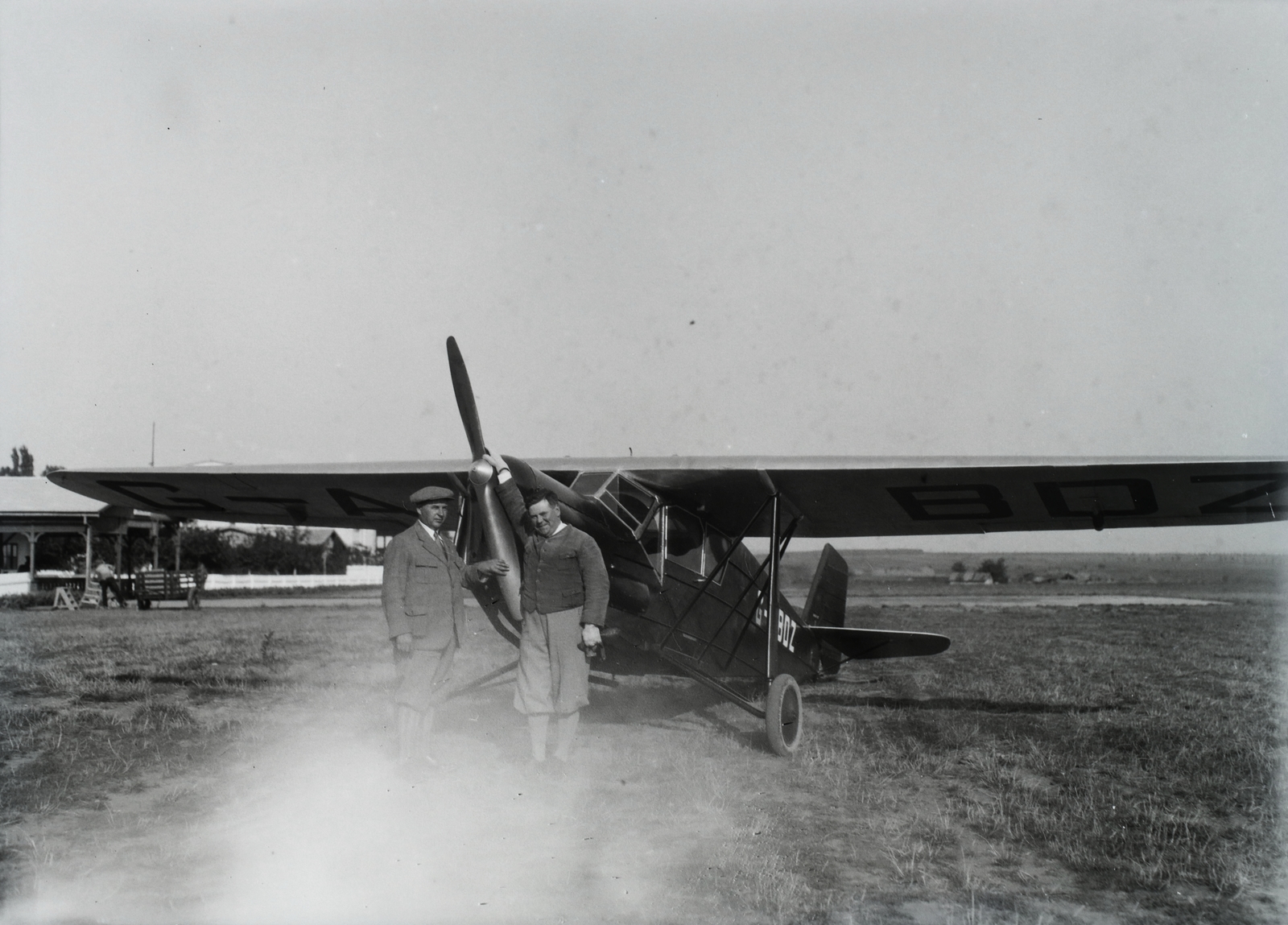 Hungary, Mátyásföld Airport, Budapest XVI., gróf Wenckheim Frigyes Angliából vásárolt Desoutter II típusú sportrepülőgépe. Előtte Dobos István pilóta és Schwalba József autóügynök. Leltári jelzet: 1136, 1930, Magyar Műszaki és Közlekedési Múzeum / Archívum / Negatívtár / özv Batta Ábrahámné gyűjteménye, flying, airplane, Budapest, registration mark, Desoutter-brand, Fortepan #132549