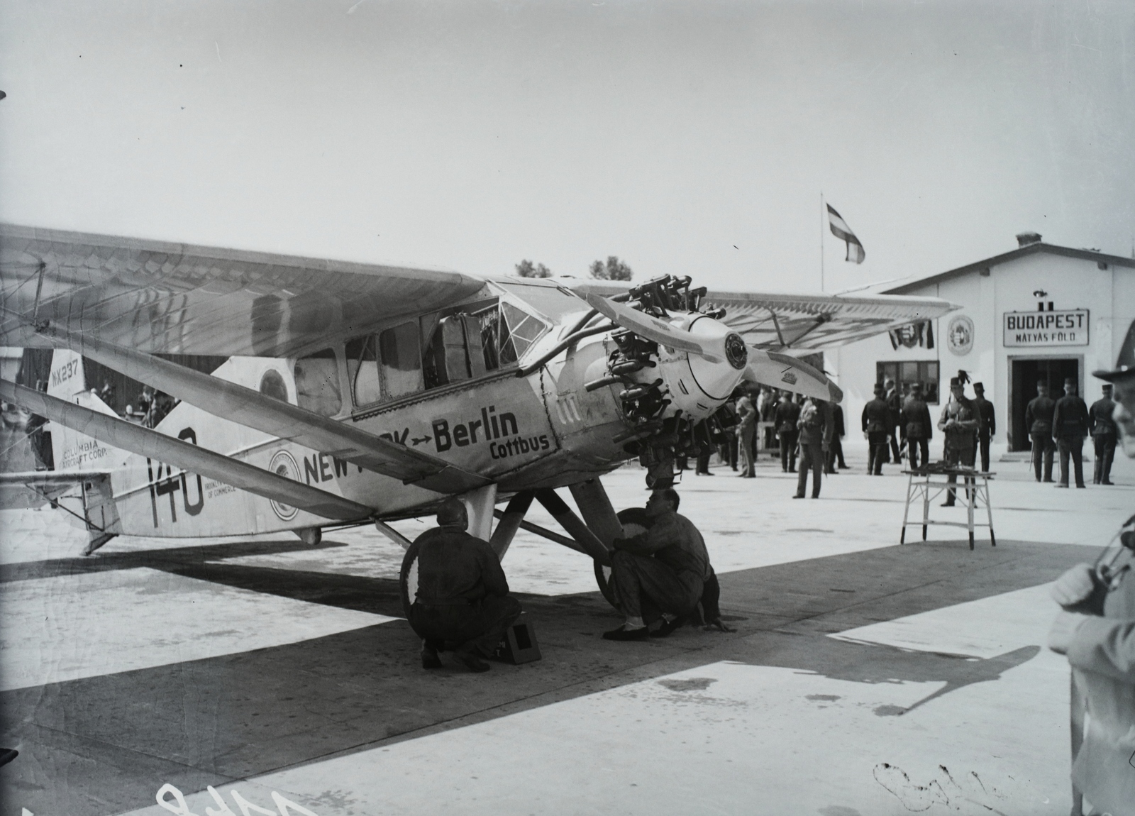Hungary, Mátyásföld Airport, Budapest XVI., Chamberlin és Levine óceánrepülők Wright-Bellanca típusú repülőgépe. Leltári jelzet: 1148, 1927, Magyar Műszaki és Közlekedési Múzeum / Archívum / Negatívtár / Magyar Nemzeti Múzeum Történeti Képcsarnok gyűjteménye, airplane, gendarme, propeller, Budapest, registration mark, Wright-Bellanca-brand, Fortepan #132551