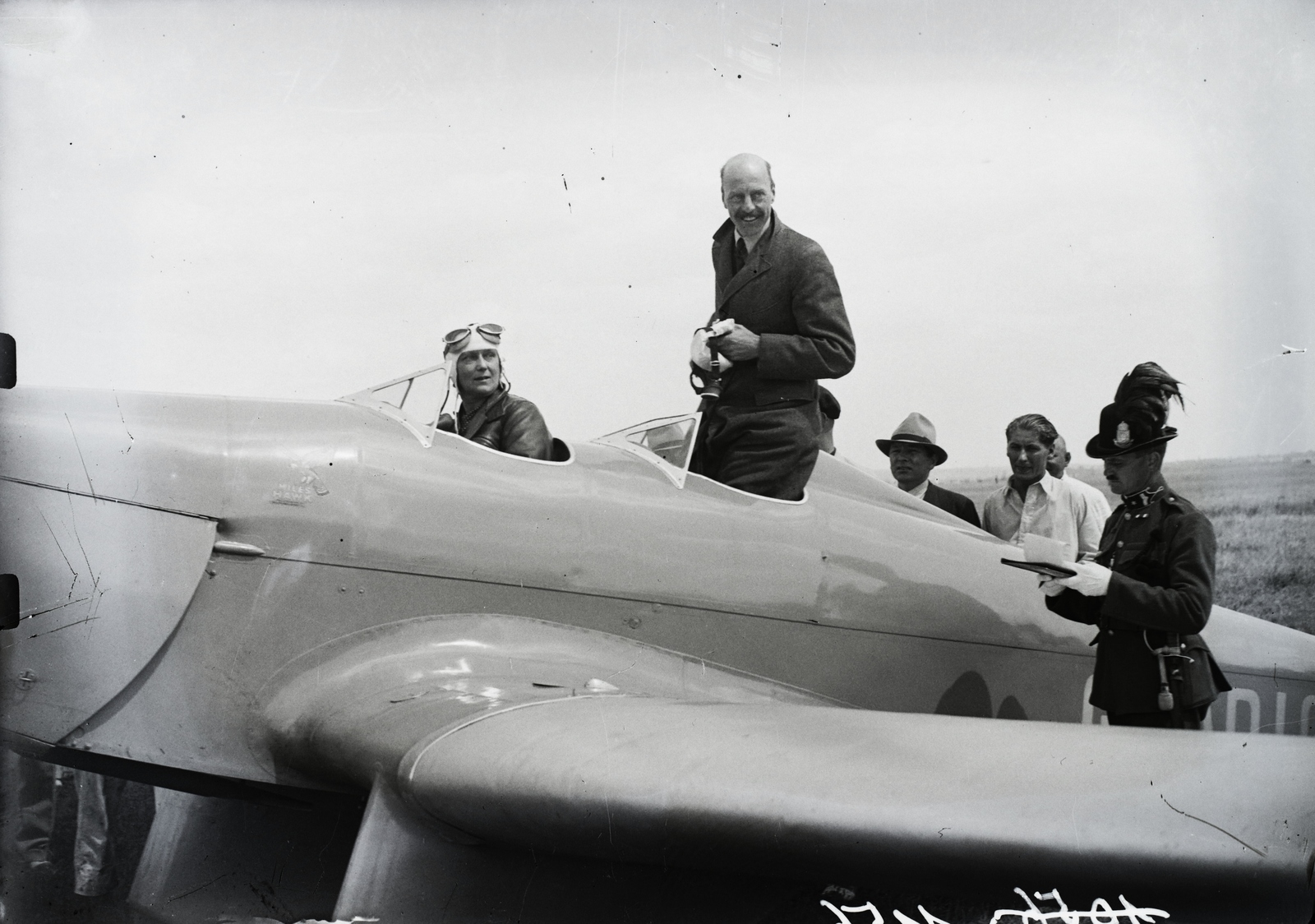Hungary, Mátyásföld Airport, Budapest XVI., az 1935 július 11-15 közötti II. Magyar Pilóta Piknik angol résztvevői Miles repülőgéppel. Leltári jelzet: 1156, 1935, Magyar Műszaki és Közlekedési Múzeum / Archívum / Negatívtár / Magyar Nemzeti Múzeum Történeti Képcsarnok gyűjteménye, gendarme, Budapest, Miles-brand, Fortepan #132559